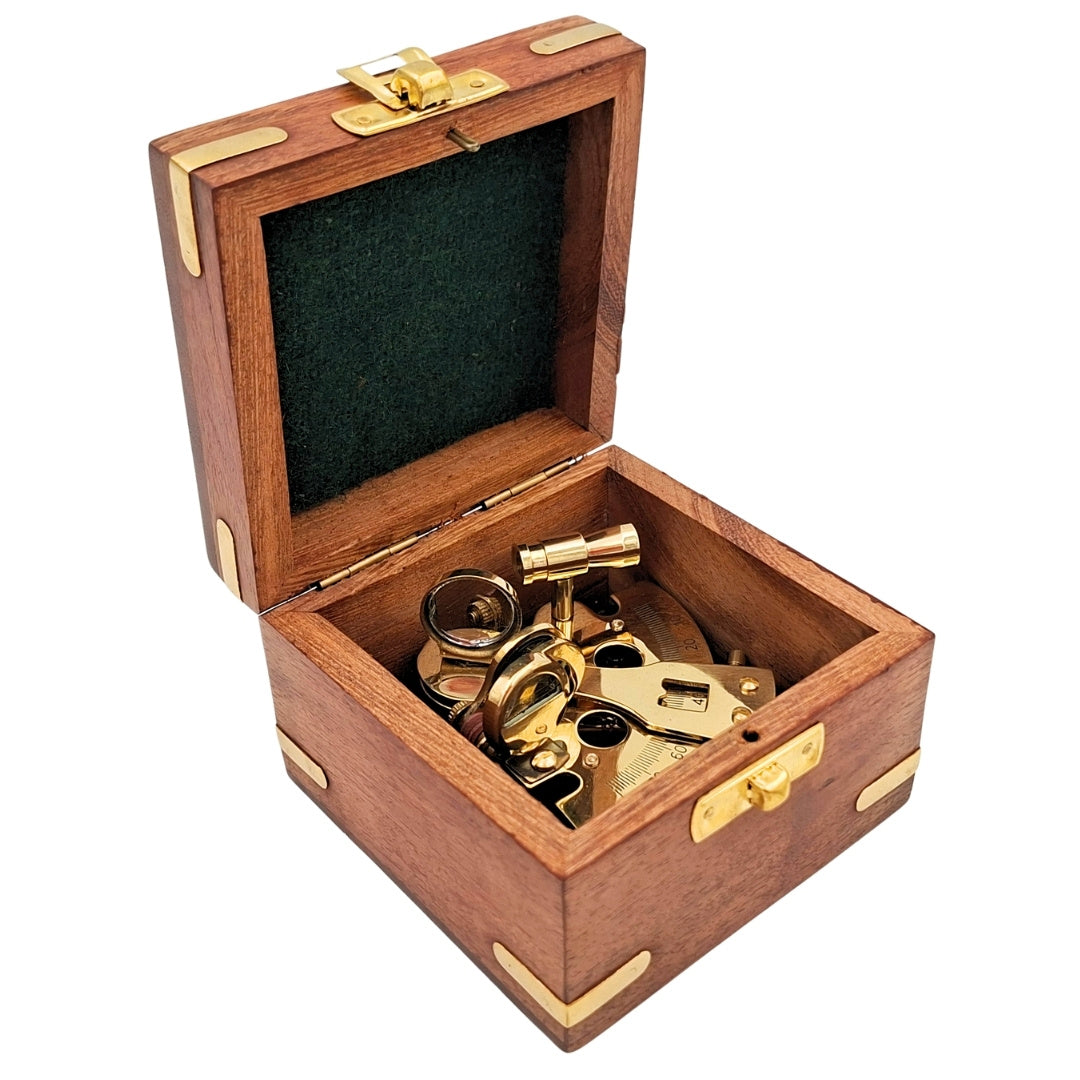 Mosadzný sextant v drevenej škatuľke s možnosťou gravírovania – elegantný darček pre jachtára a námorníka, 7x7x4 cm, vysokokvalitná mosadz a sklo