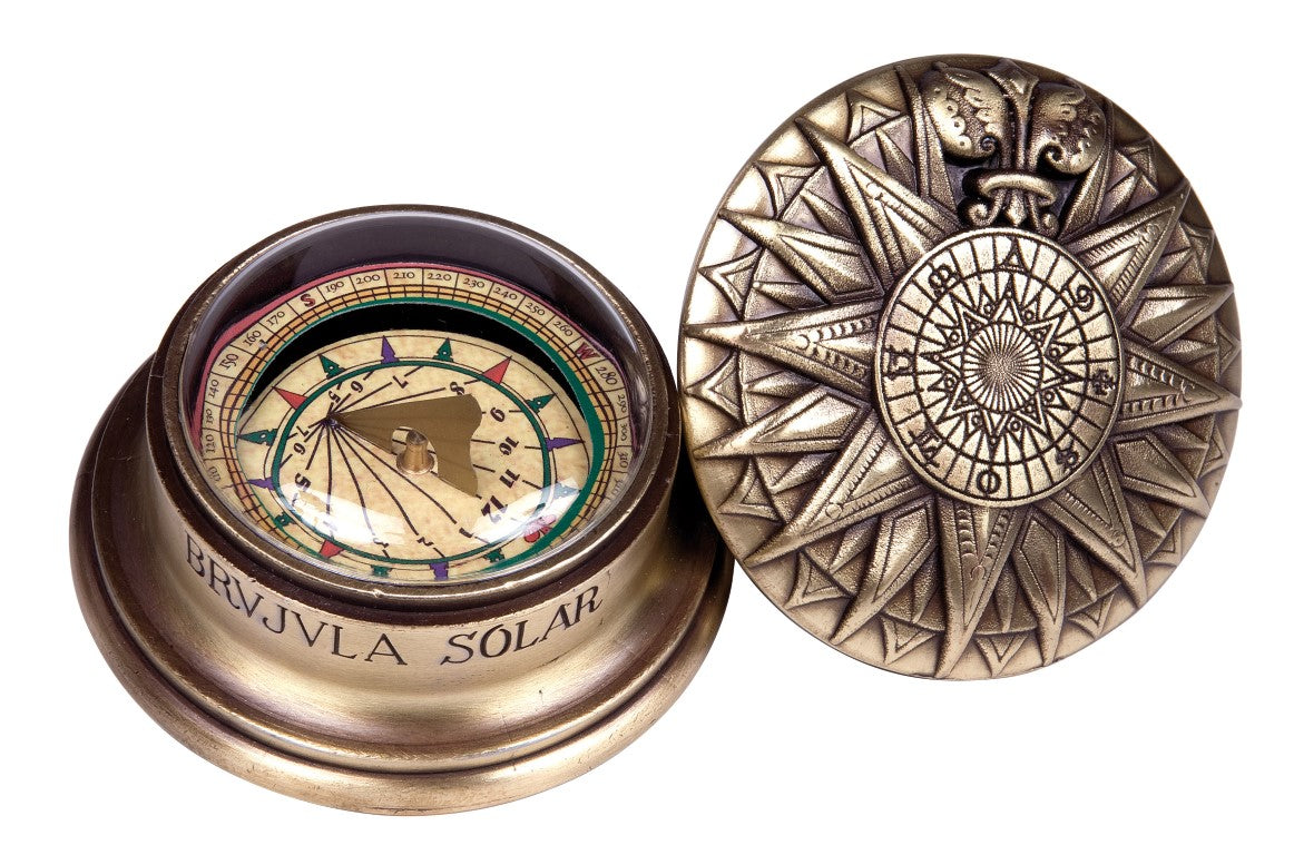 Mosadzný renesančný solárny kompas s gravírovaním - elegantný vintage darček s výškou 4,5 cm a priemerom 8,5 cm