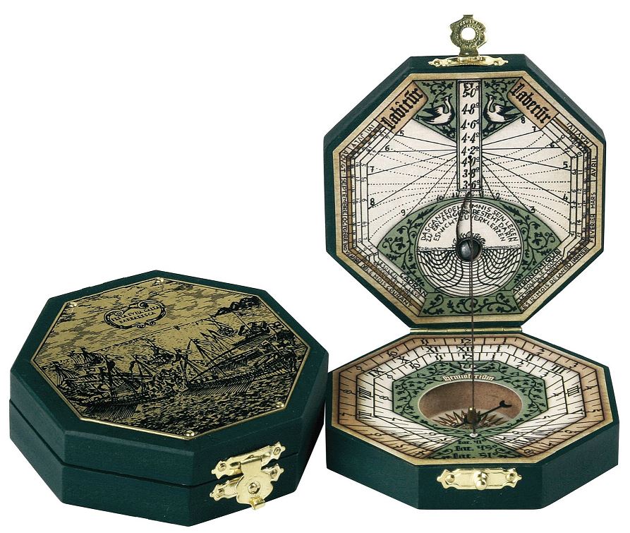 Oktagonálne slnečné hodiny a kompas H06 s možnosťou personalizácie gravírovaním – elegantný darček pre milovníkov navigácie, vyrobený z dreva a mosadze, s bohatou ornamentikou, rozmery 7,3 x 2 cm