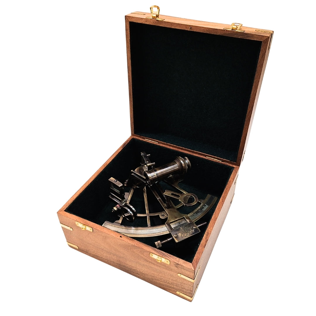 Mosadzný sextant s gravírovaním v drevenej škatuľke