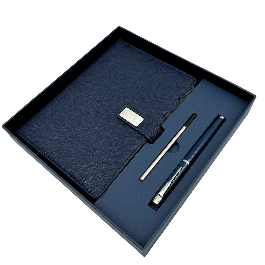 Elegantný tmavomodrý kožený zápisník A5 s perom a personalizovaným gravírovaním v darčekovej krabičke