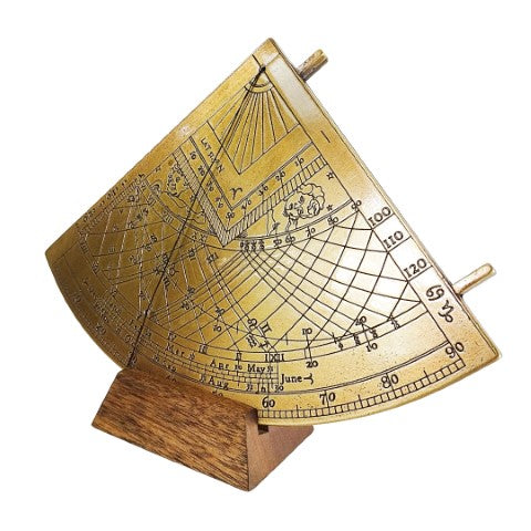 Mosadzný solárny kvadrant Gunter H39 s drevenou základňou, možnosť personalizácie gravírovaním, ideálny darček pre milovníkov astronómie, výška 17 cm, elegantné darčekové balenie