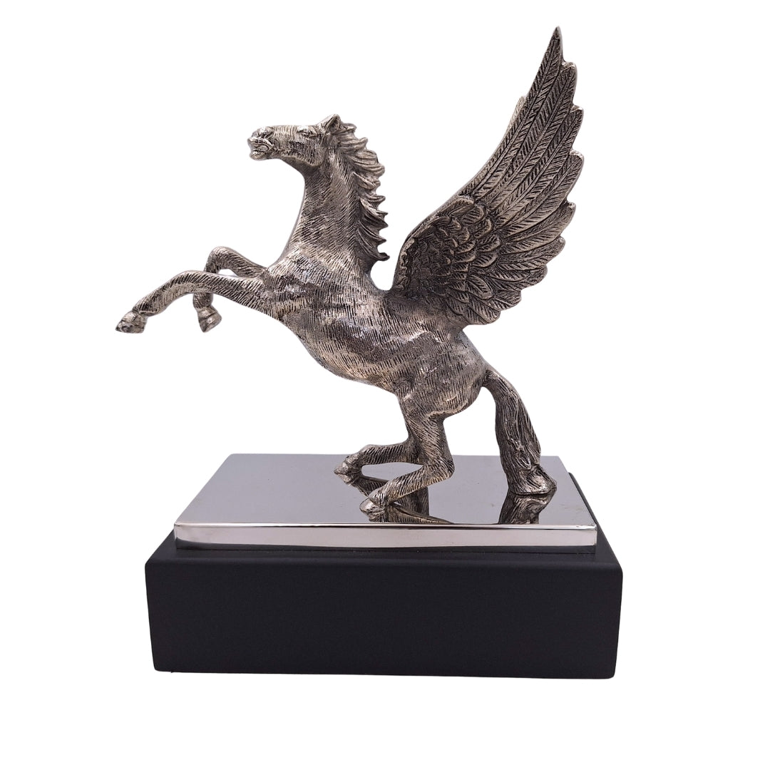 Dekoratívna figúrka Pegasa z hliníka na oceľovo-drevenom podstavci, personalizované gravírovanie, elegantný darček pre milovníkov gréckej mytológie, výška 36 cm, strieborná farba s čiernym podstavcom