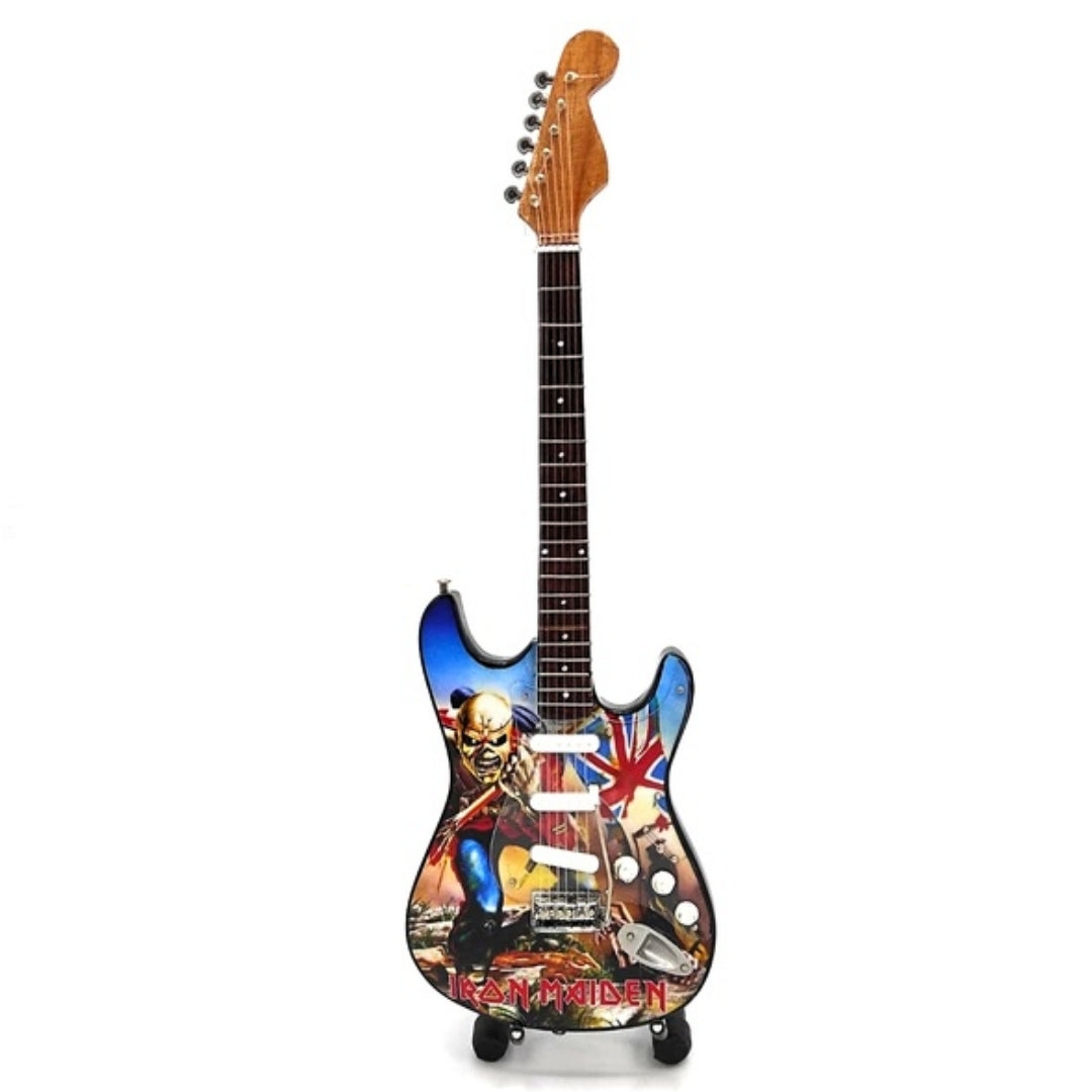 Mini dekoratívna gitara Iron Maiden „The Trooper“ z mahagónu – ručne vyrobená ozdoba pre fanúšikov hudby