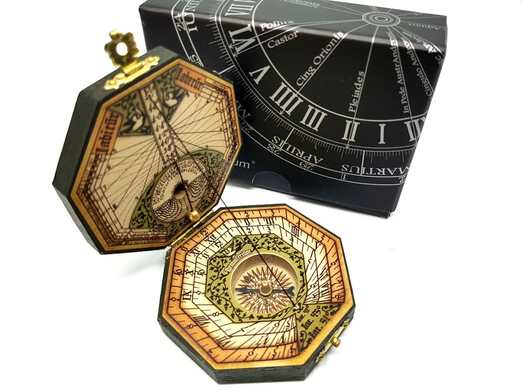 Oktagonálne slnečné hodiny a kompas H06 s možnosťou personalizácie gravírovaním – elegantný darček pre milovníkov navigácie, vyrobený z dreva a mosadze, s bohatou ornamentikou, rozmery 7,3 x 2 cm