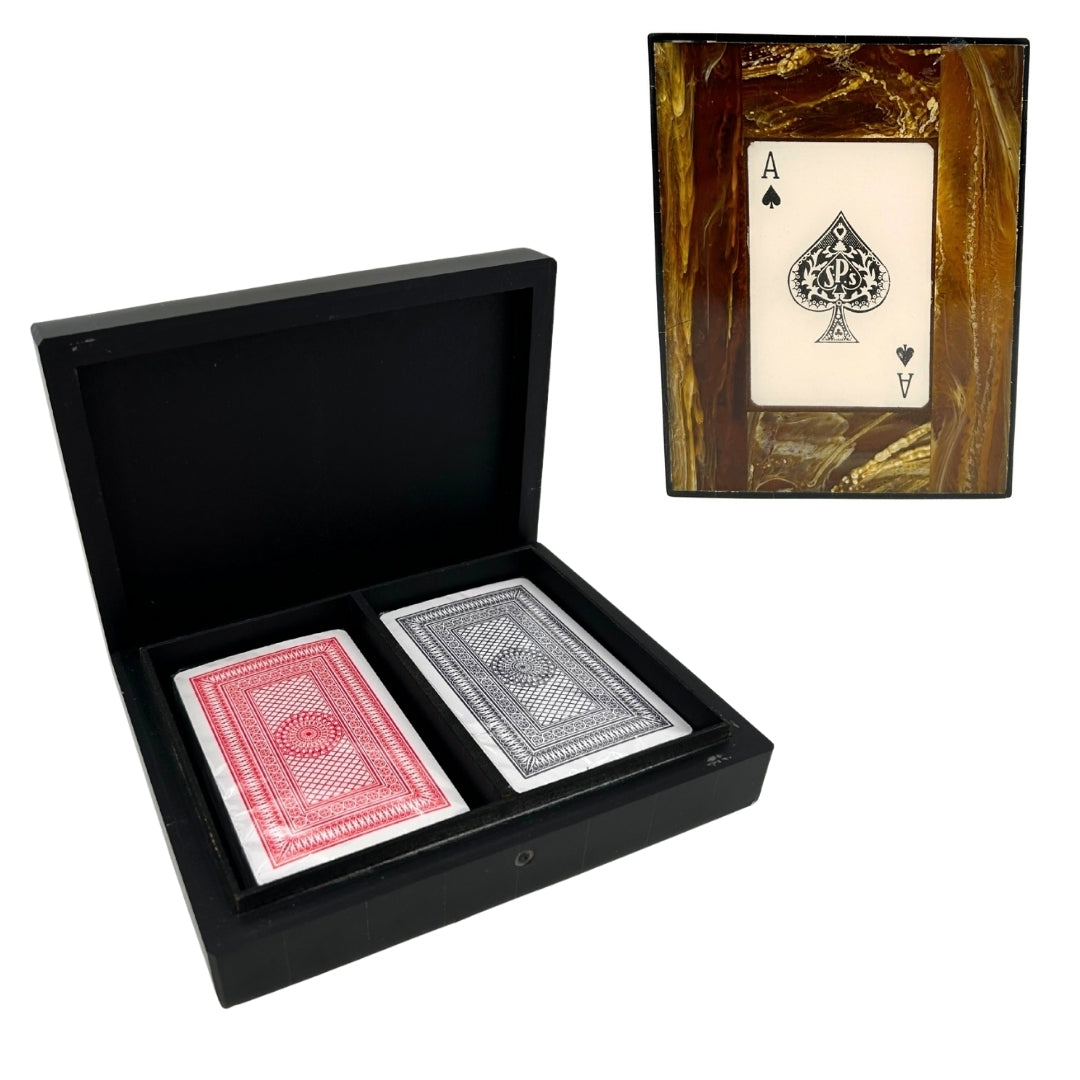 Štýlová súprava dvoch balíčkov kariet v elegantnej škatuľke zo živice s možnosťou personalizácie gravírovaním
