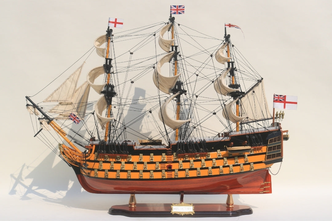 Model plachetnice HMS Victory 80cm zložený s možnosťou personalizácie gravírovaním - exkluzívna dekorácia ako darček, ručne vyrobený z exotického dreva, vysoká kvalita a dôraz na detaily