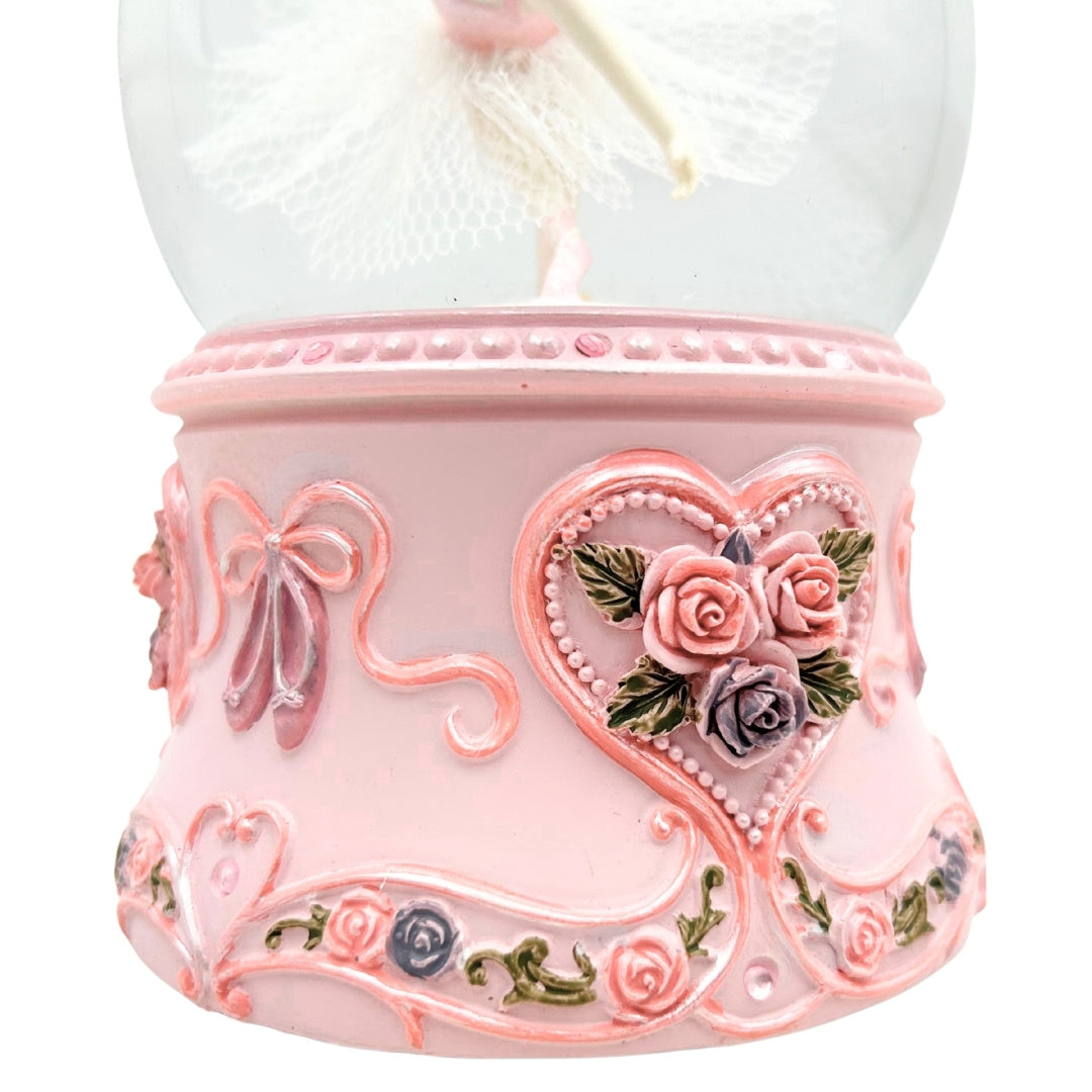 Tancujúca baletka v sklenenej guli 15cm s personalizovaným gravírovaním - elegantná hracia skrinka s pastelovou základňou a melódiou Labutie jazero
