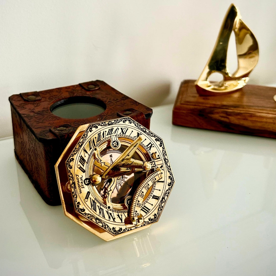 Mosadzný kompas v štýlovom koženom puzdre s možnosťou gravírovania – retro vintage darček pre cestovateľa, námorníka - výška 8 cm, elegantný mosadzný dizajn