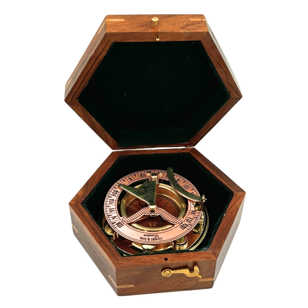 Mosadzný kompas so slnečnými hodinami v elegantnej drevenej škatuľke - ideálny darček s možnosťou personalizácie gravírovaním - retro štýl, klasické vyhotovenie, vysoká kvalita