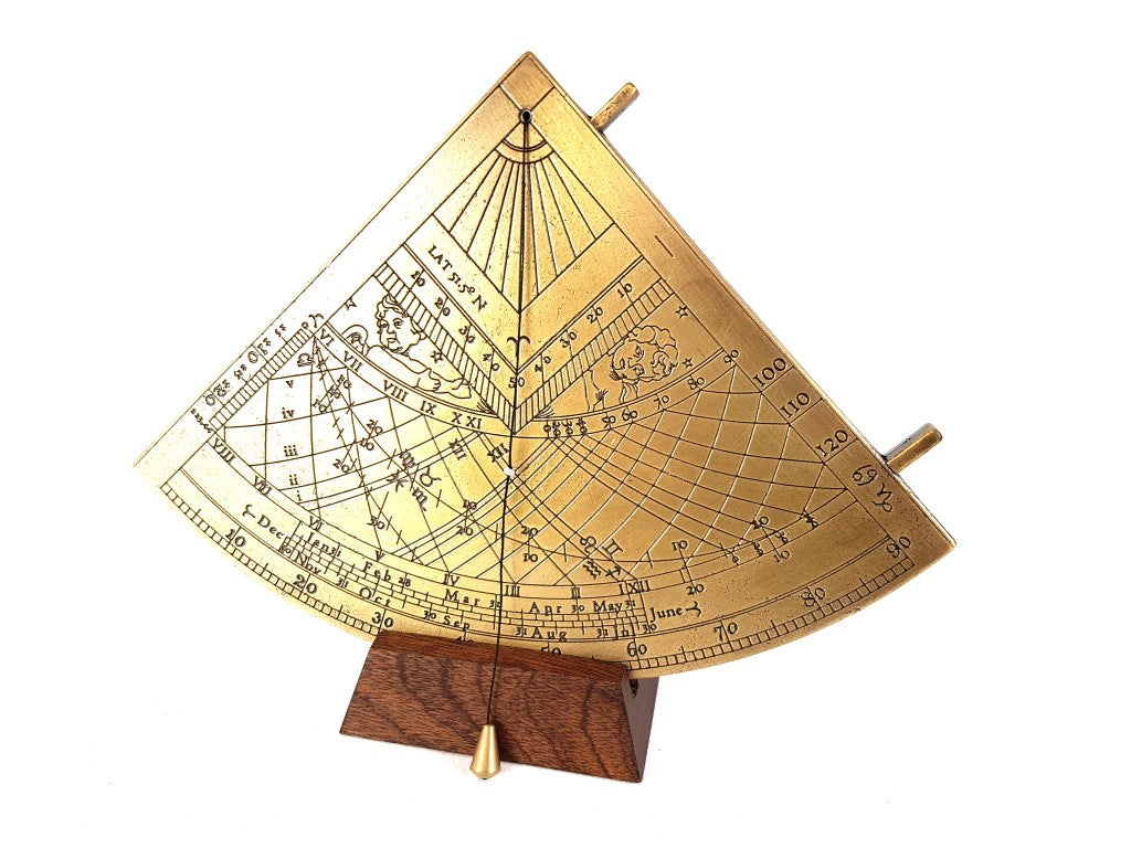 Mosadzný solárny kvadrant Gunter H39 s drevenou základňou, možnosť personalizácie gravírovaním, ideálny darček pre milovníkov astronómie, výška 17 cm, elegantné darčekové balenie