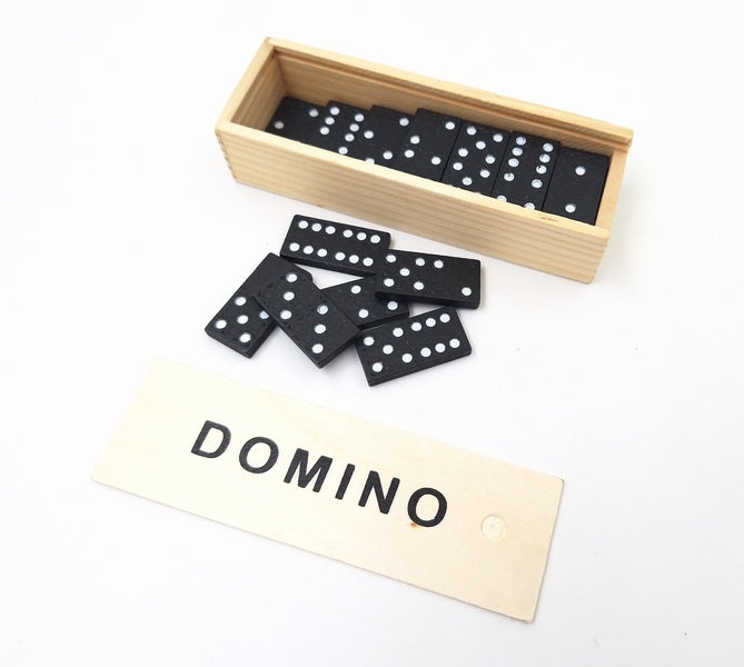 Domino v drevenej škatuľke s možnosťou personalizácie gravírovaním - ideálny darček pre milovníkov spoločenských hier, 28 plastových kociek, rozmery škatuľky 5 x 15 x 3,5 cm, materiál: drevo a plast