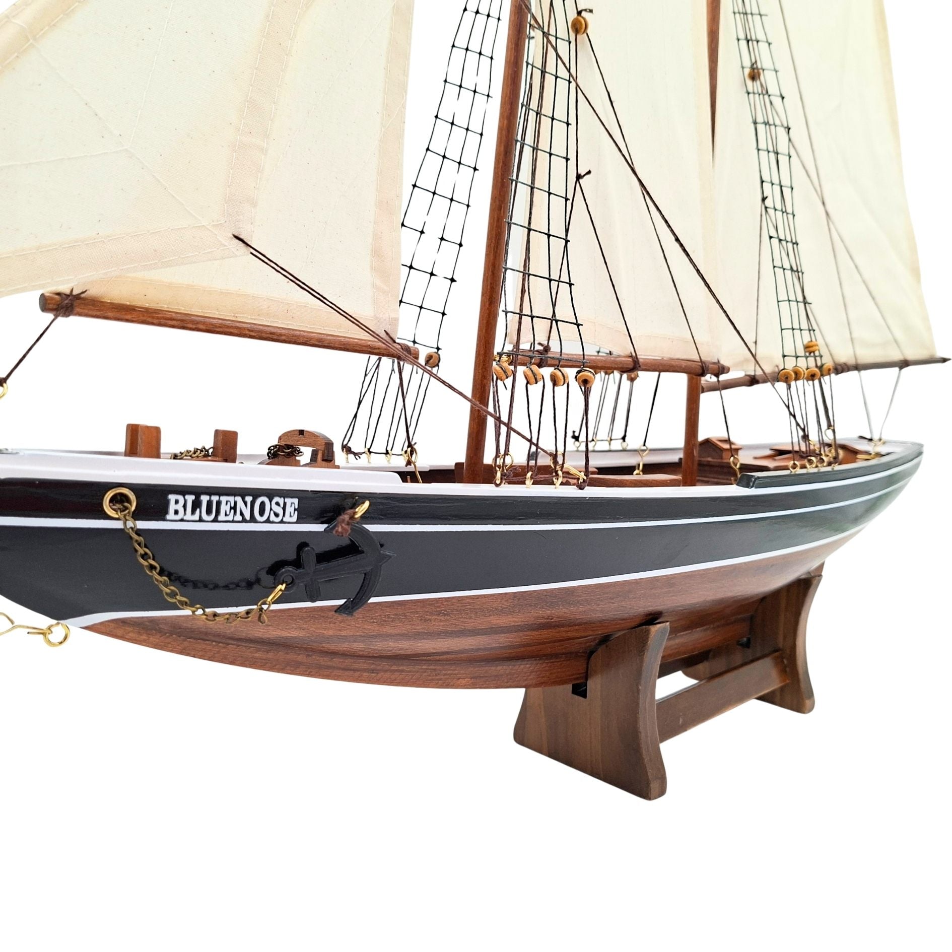 Model škunera Bluenose 78 cm s gravírovaním - elegantná drevená námornícka dekorácia ako darček pre milovníkov plachtenia a námornej histórie s prírodnými plachtami