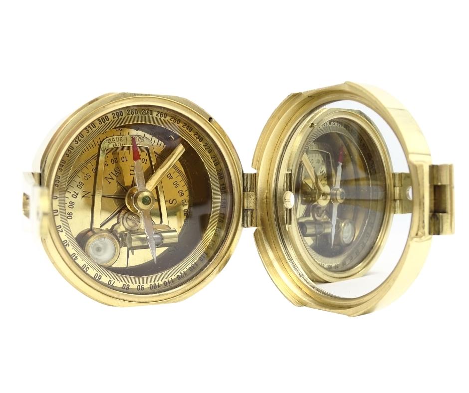 Mosadzný kompas Brunton CB5 v drevenej krabičke s možnosťou personalizácie gravírovaním