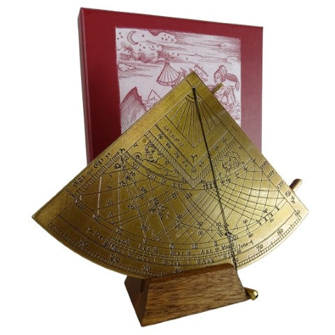 Mosadzný solárny kvadrant Gunter H39 s drevenou základňou, možnosť personalizácie gravírovaním, ideálny darček pre milovníkov astronómie, výška 17 cm, elegantné darčekové balenie
