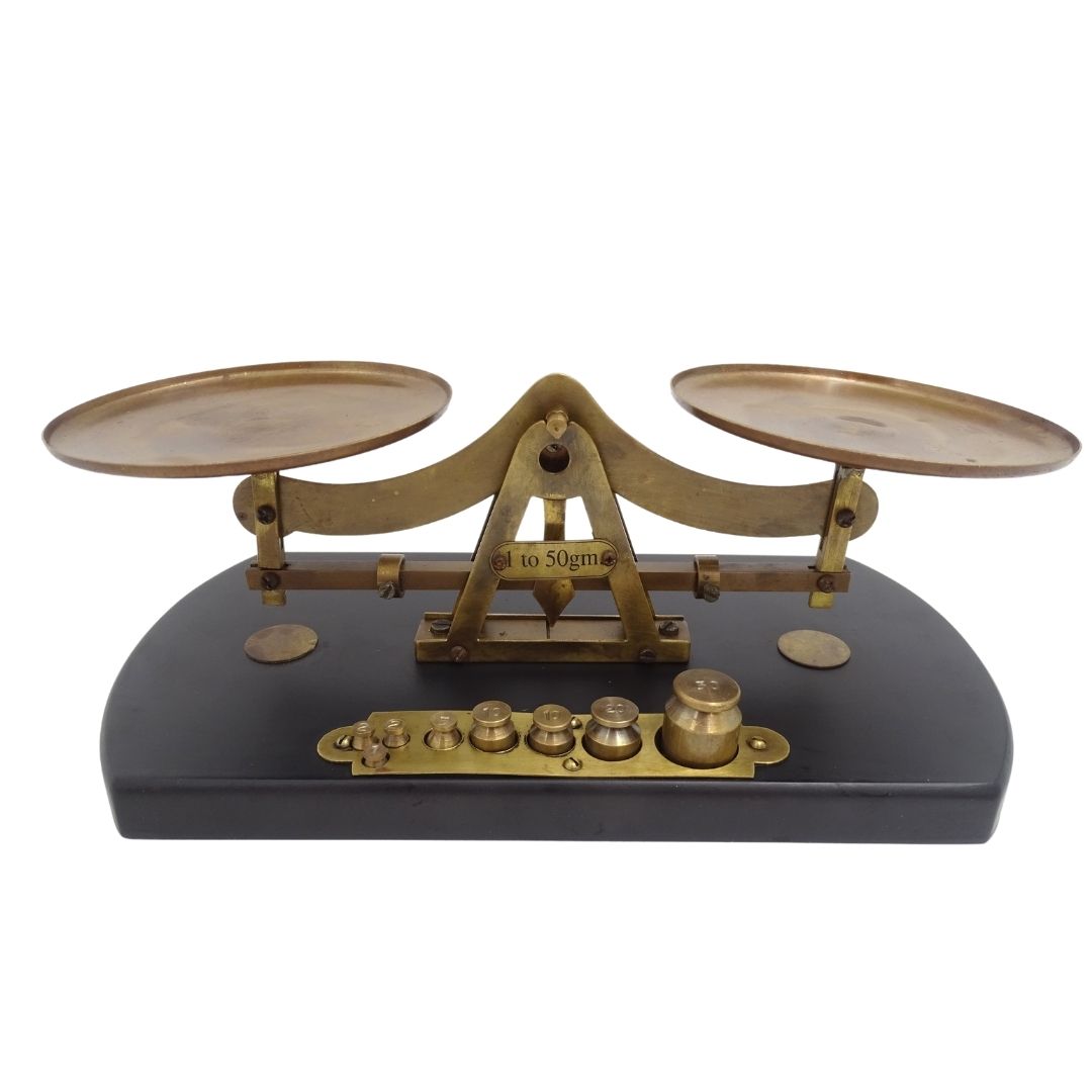 Retro váhy WSB7 z mosadze na drevenej základni s personalizovaným gravírovaním – ideálny darček s 8 závažiami (1g, 2g, 5g, 10g, 20g, 50g) – výška 10cm, dĺžka 25,5cm