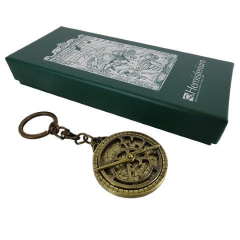Prémiový mosadzný prívesok na kľúče Astrolábium s možnosťou personalizácie gravírovaním
