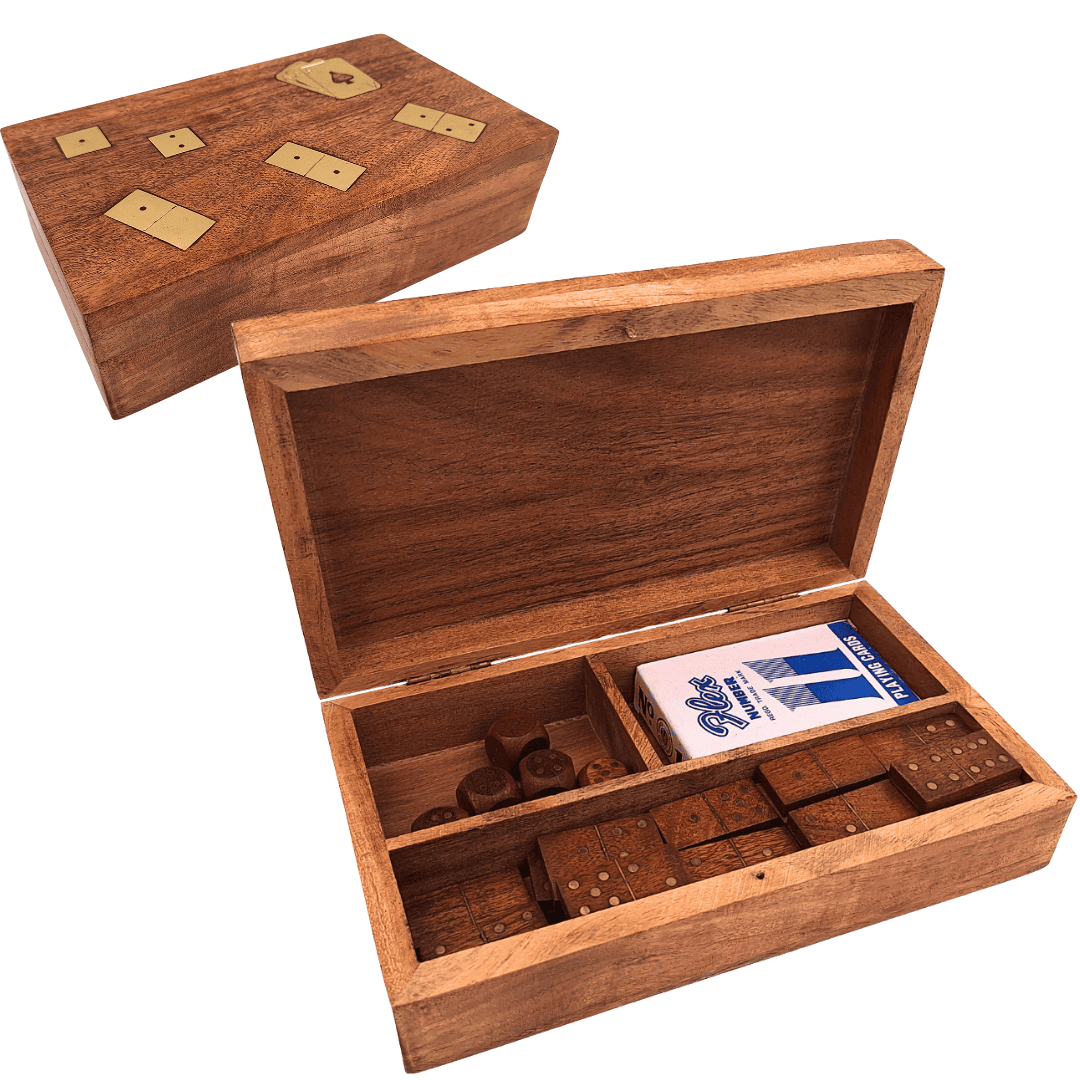 Súprava hier 3v1 v elegantnej drevenej škatuľke s možnosťou personalizácie gravírovaním - karty, domino, kocky - ideálny darček pre milovníkov spoločenských hier - rozmery: 22,5 x 13 x 6 cm, akácia s mosadznými zdobeniami