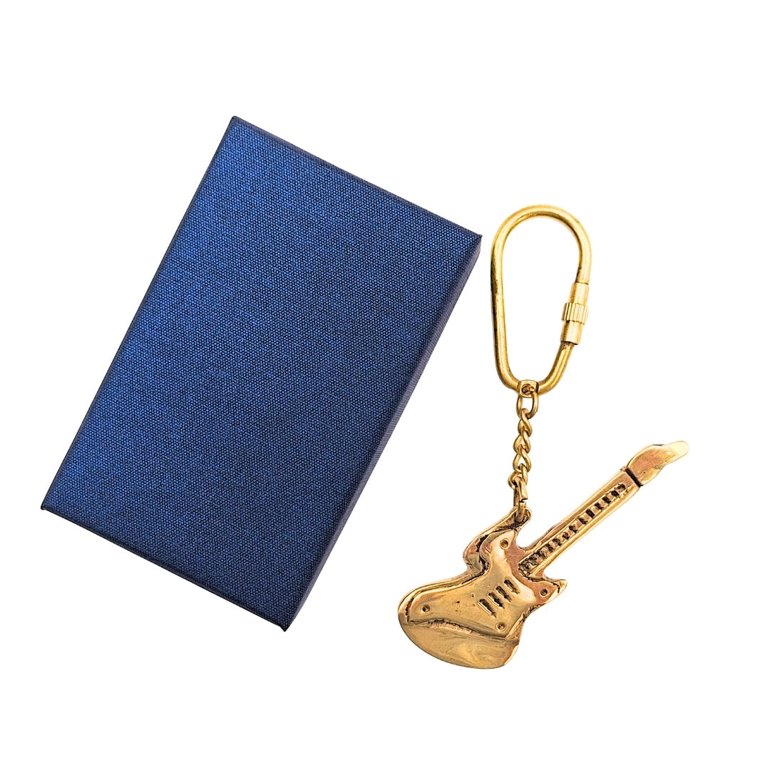 Mosadzný prívesok na kľúče v tvare gitary s možnosťou personalizácie gravírovaním – elegantný darček pre gitaristu a milovníka hudby, 10 cm, tmavomodrá škatuľka