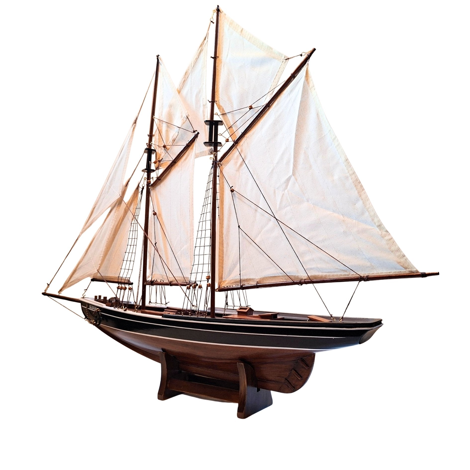 Model škunera Bluenose 78 cm s gravírovaním - elegantná drevená námornícka dekorácia ako darček pre milovníkov plachtenia a námornej histórie s prírodnými plachtami