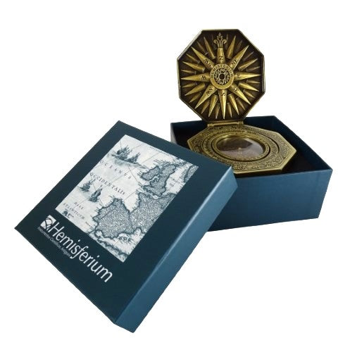 Exkluzívny magnetický kompas Cardan H43 z mosadze a dreva s personalizovaným gravírovaním
