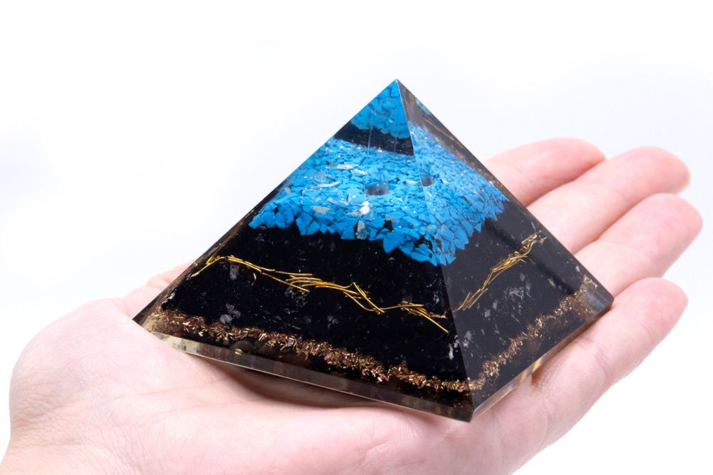 Orgonitová pyramída s tyrkysovým vrcholom a čiernym turmalínom