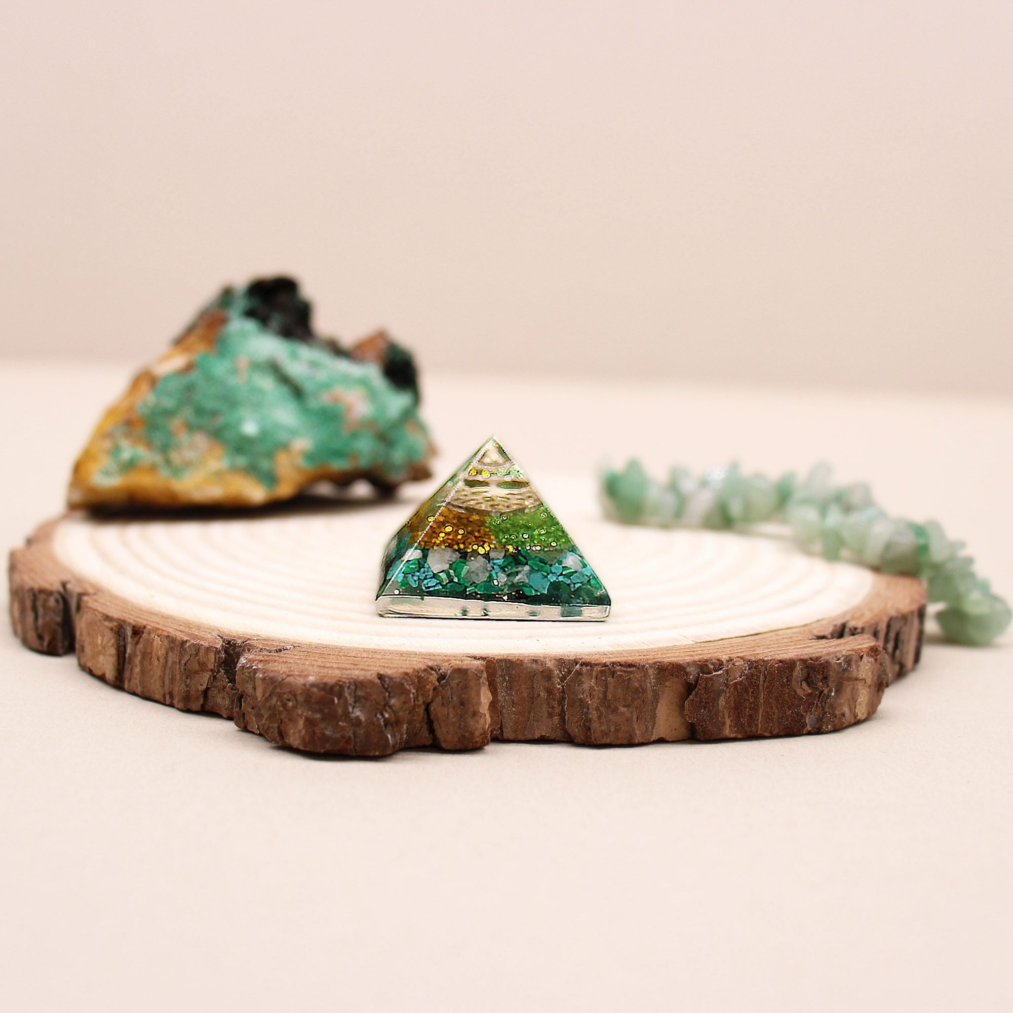 Malá orgonitová pyramída 25mm so zelenými drahokamami a meďou