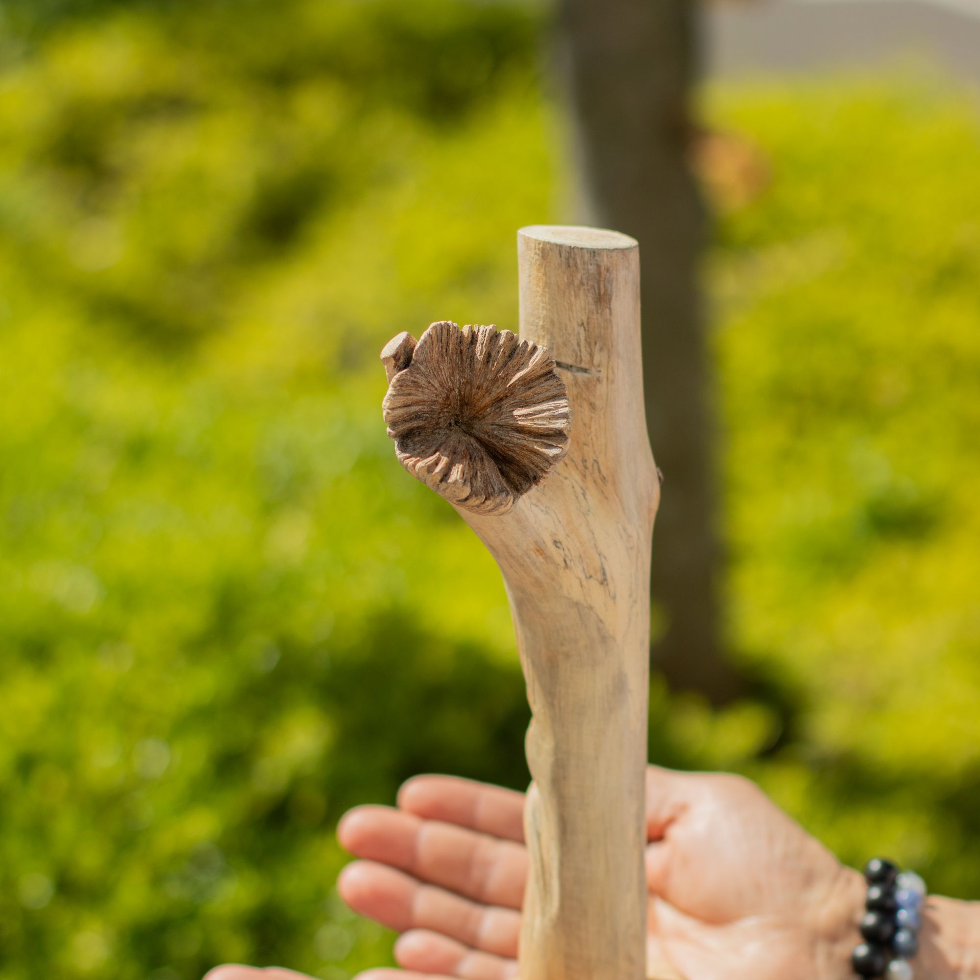 Ručne vyrezávané figúrky zeleného muža z parazitického dreva