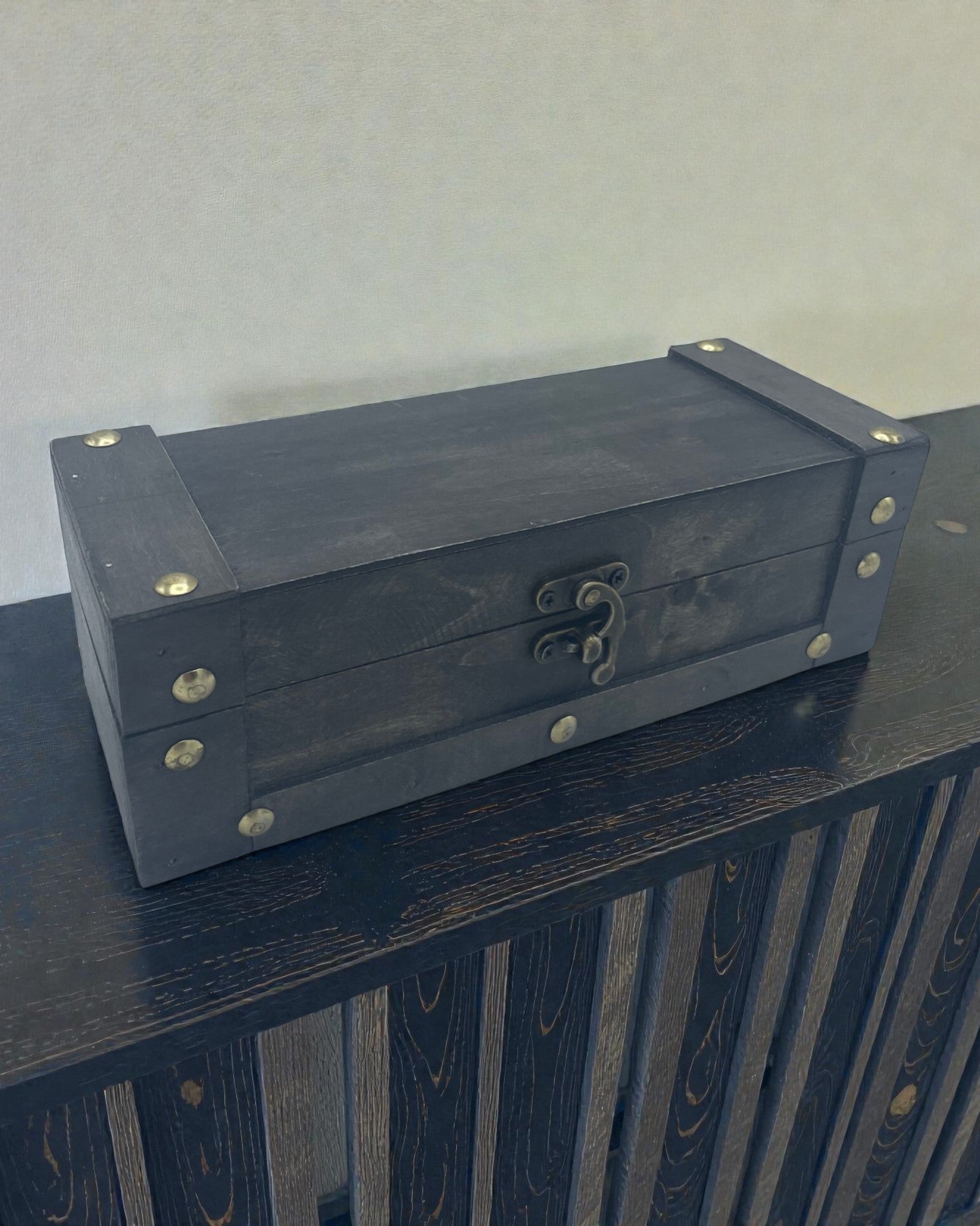 Štíhla čajová archa – dlhá sivá debna