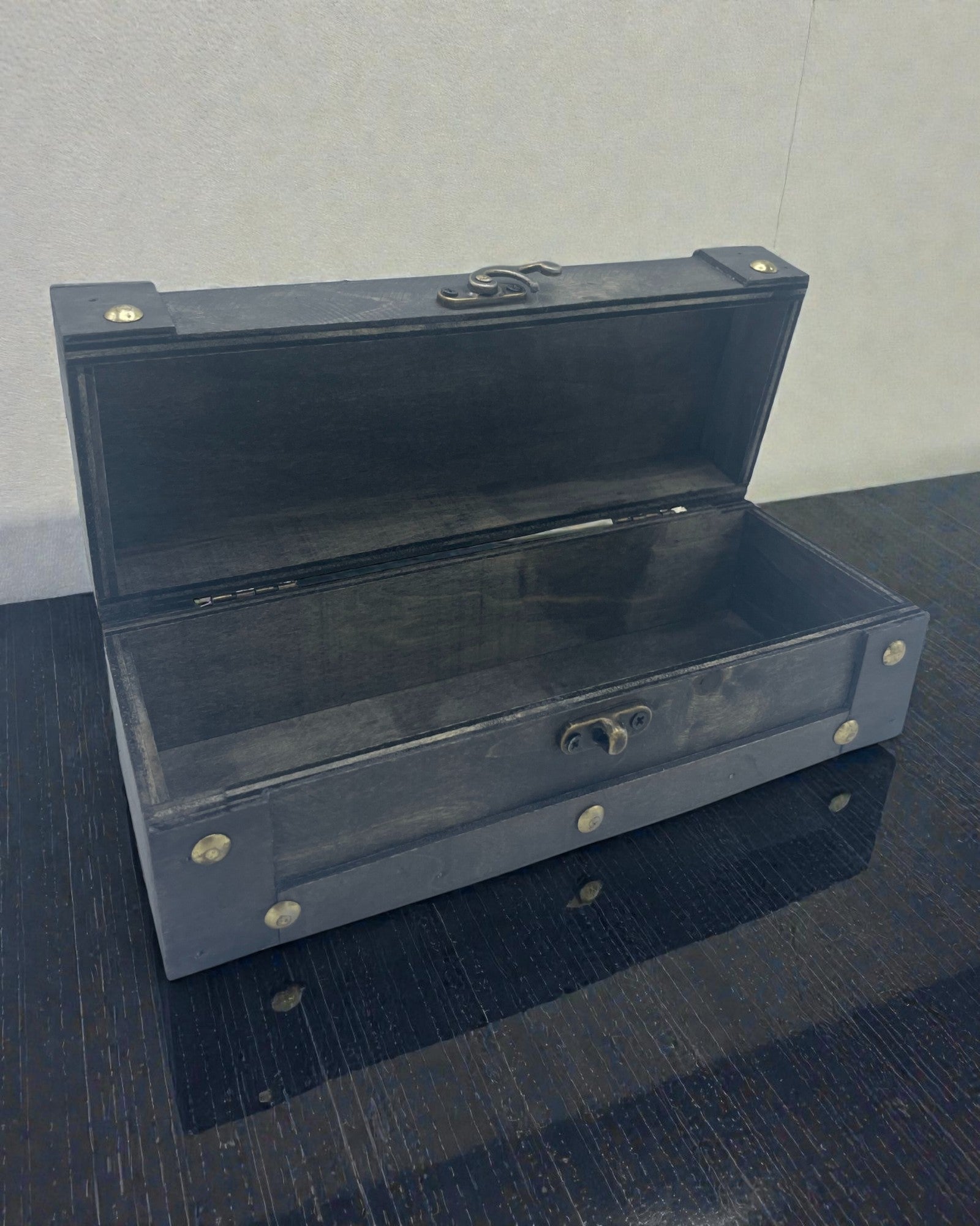 Štíhla čajová archa – dlhá sivá debna