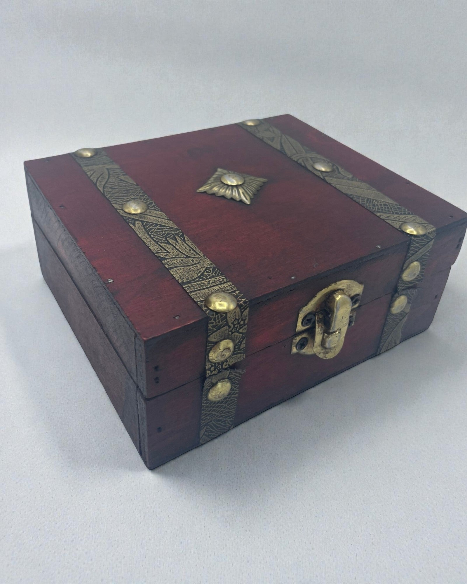 Bylinkový kufrík rubínový – štvorcová debnička hnedá