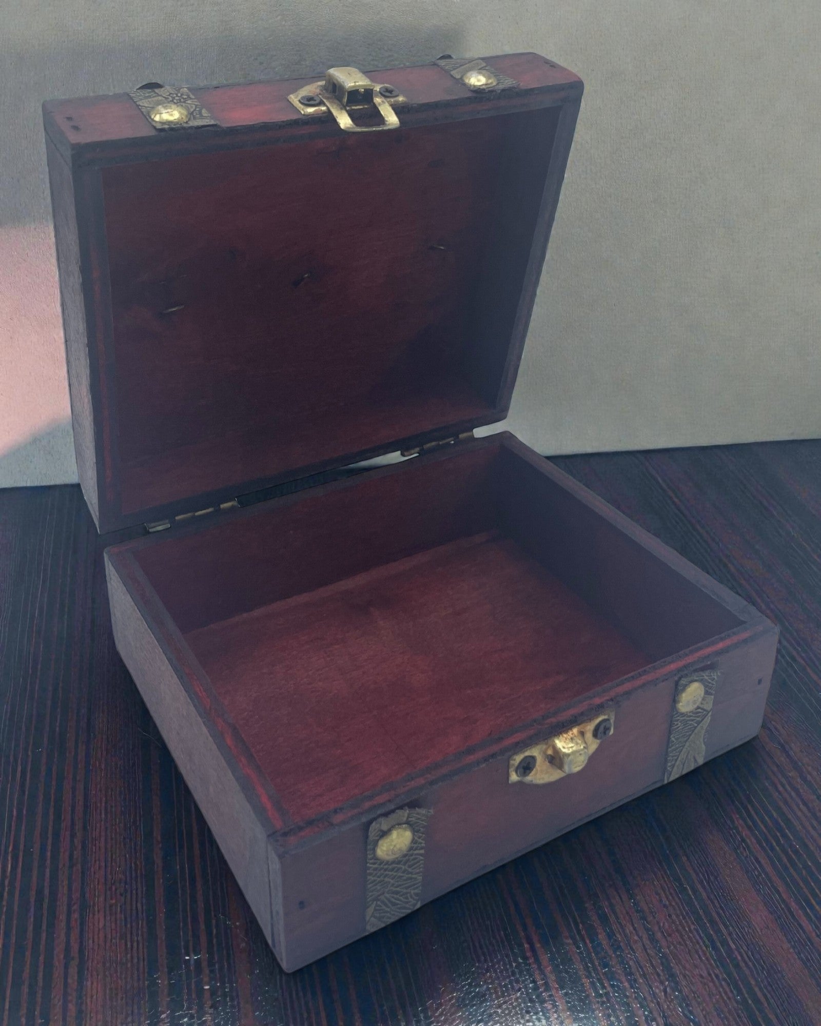 Bylinkový kufrík rubínový – štvorcová debnička hnedá