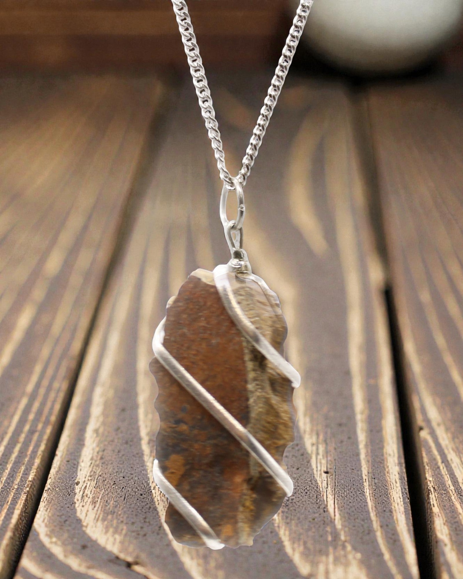 Spiralna Siła – Naszyjnik z Surowym Tygrysim Okiem