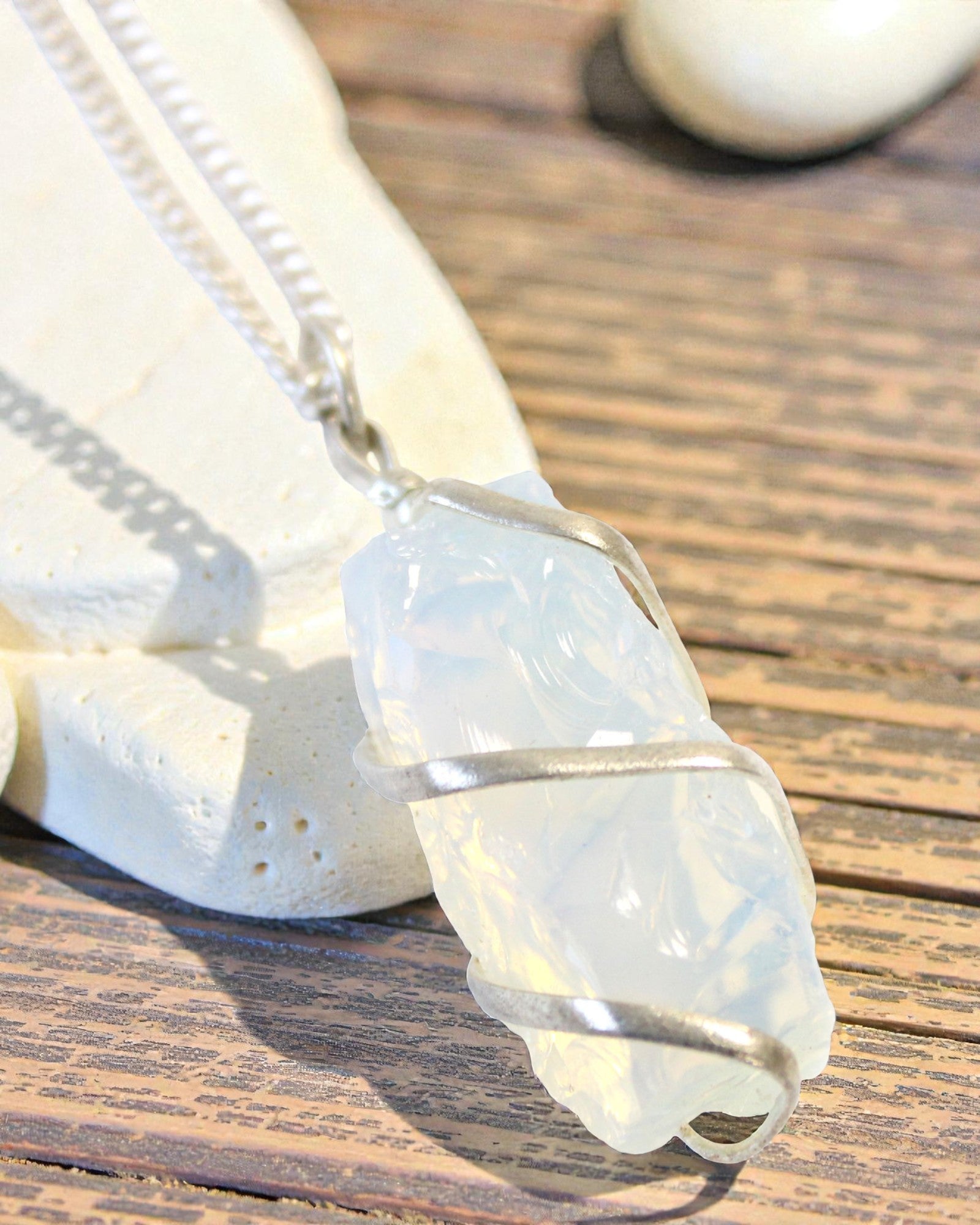 Špirálové svetlo – náhrdelník so surovým opalitom