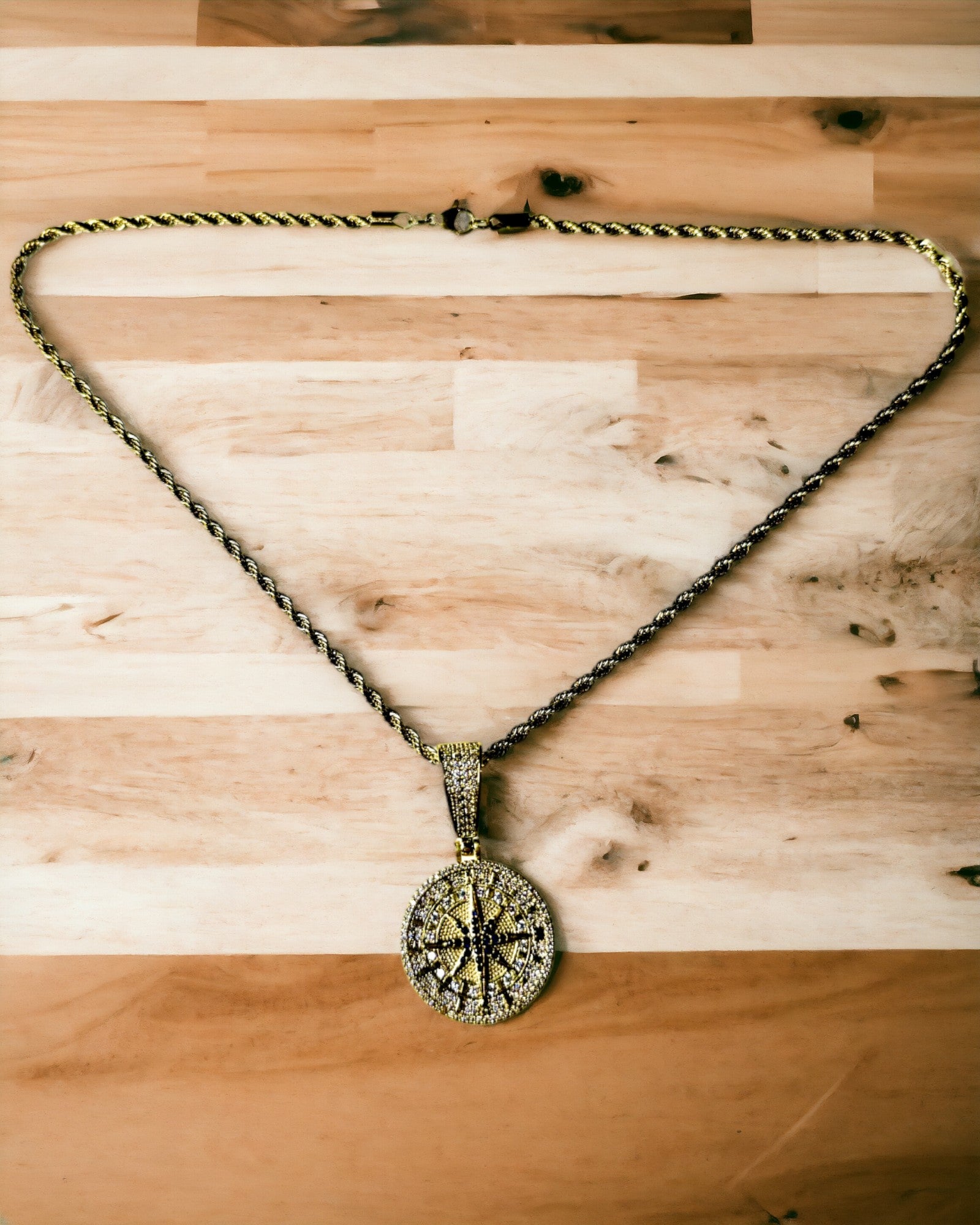 Náhrdelník s príveskom kompasu v štýle glamour s kryštálmi pre ženy a mužov - 2 varianty na výber, personalizácia gravírovaním ako darček