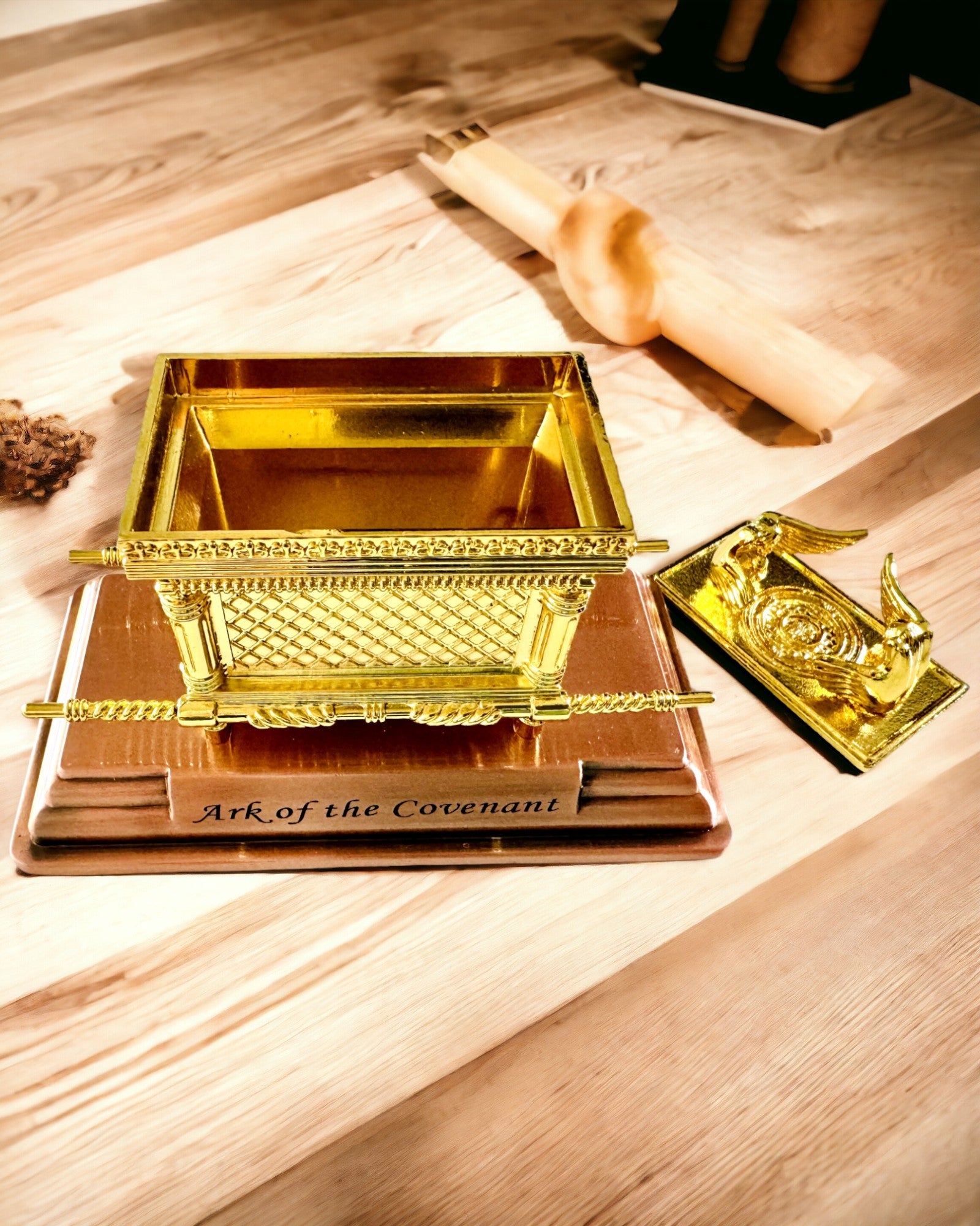 Majestátna Miniatúra Archy Zmluvy v Zlatom Rámovaní 11,2 x 5,8 x 7,3 cm - Exkluzívna archa, Dekorácia v Zlatom Vydaní