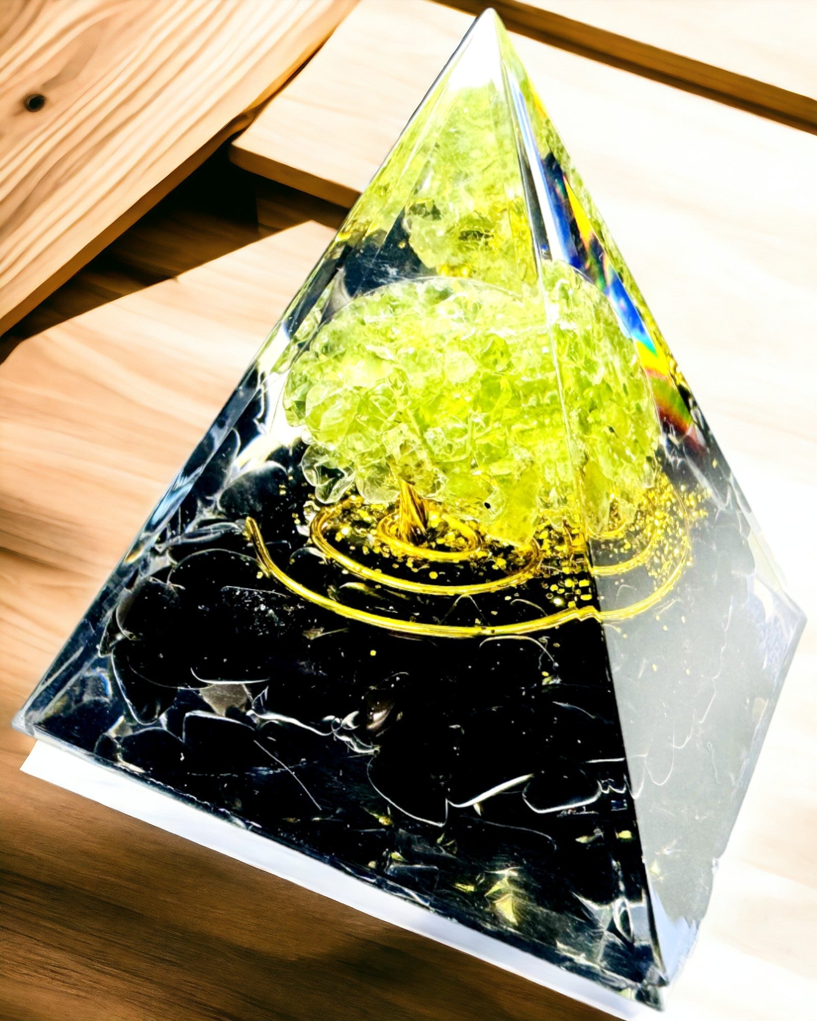Orgonitová Pyramídka Reiki s Prírodnými Kryštálmi - Dekoratívny Symbol Rovnováhy Energie Čakier
