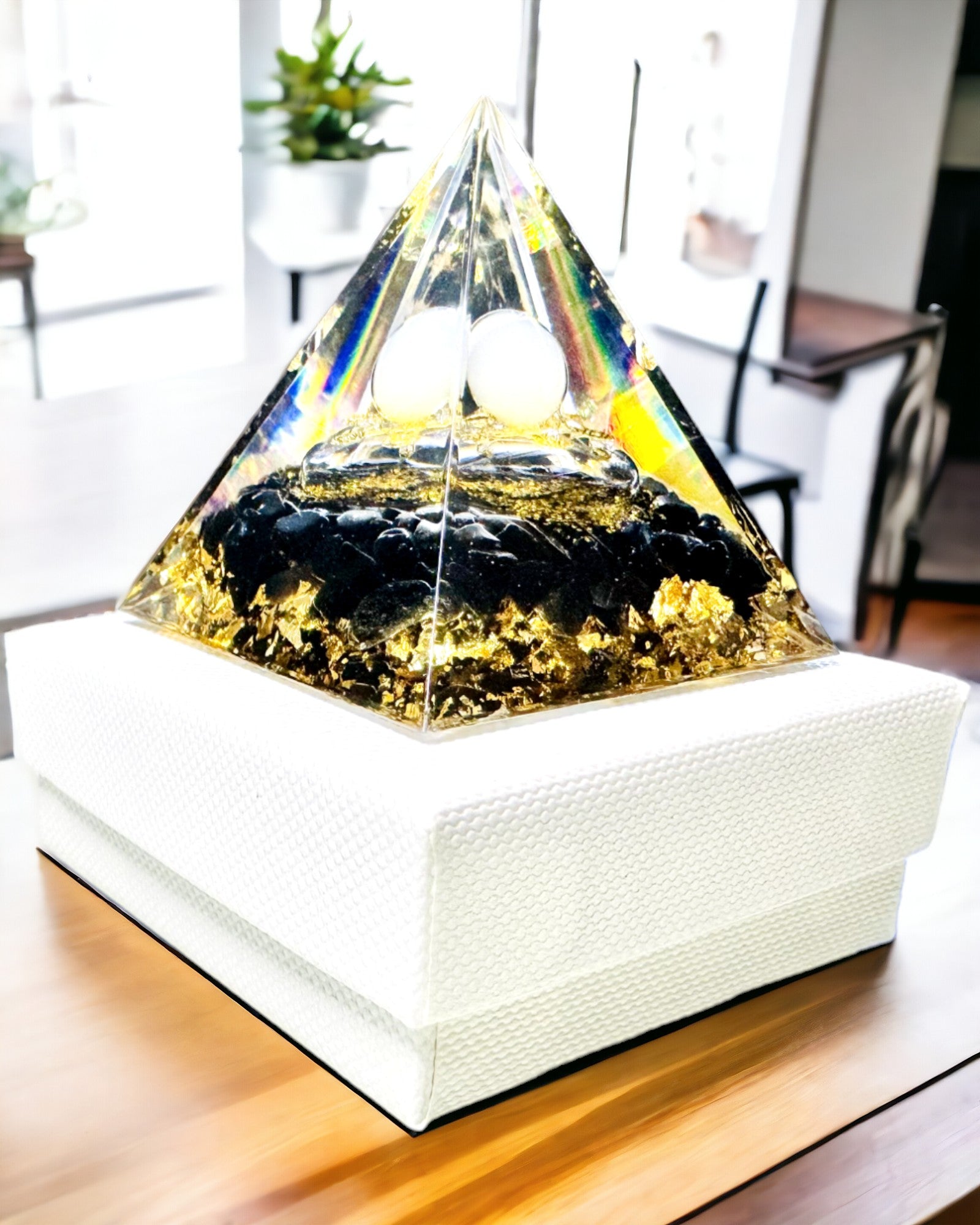 Orgonitová pyramídka s obsidiánom – generátor energie čakra, meditačný nástroj Reiki s prírodným kameňom