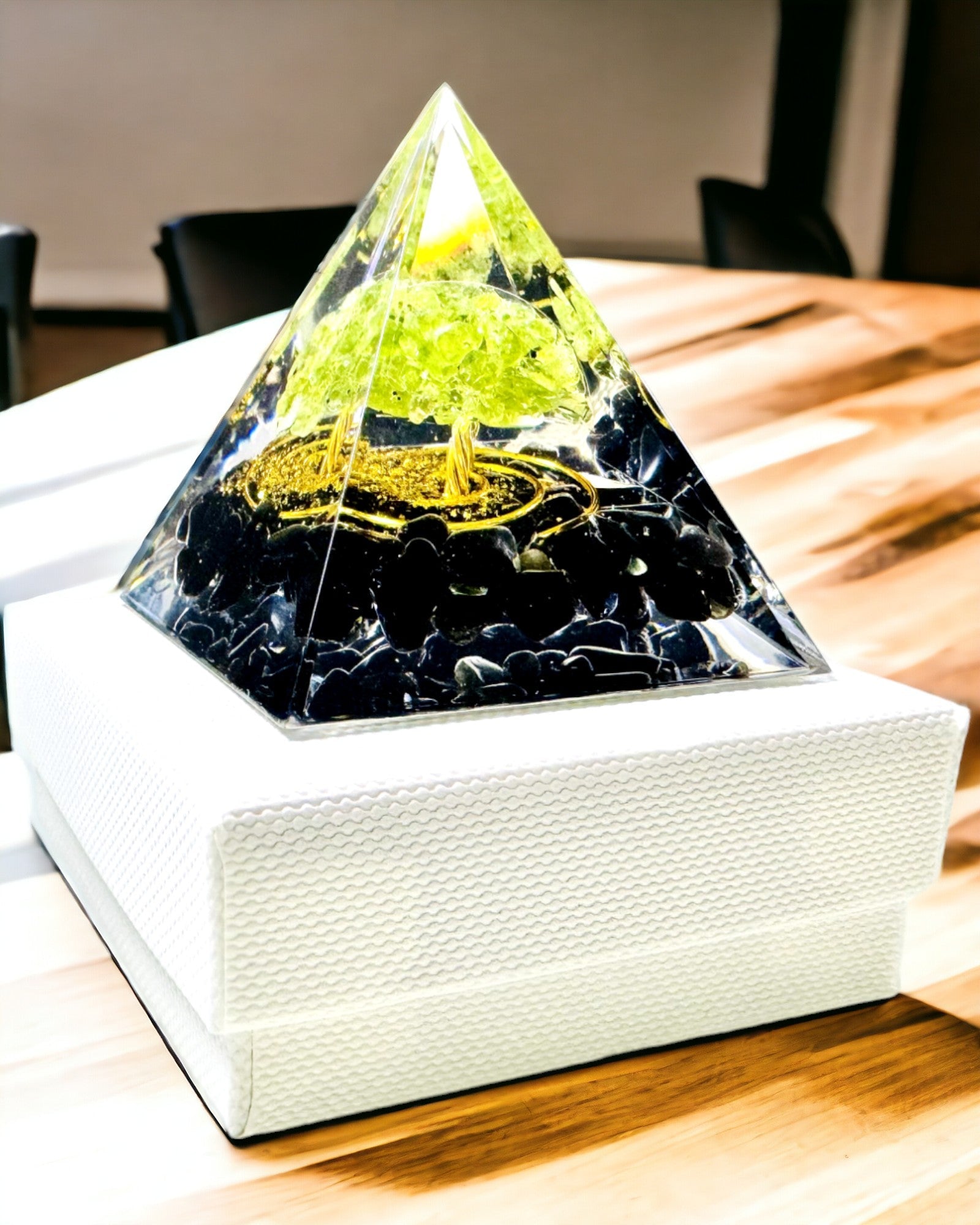 Orgonitová Pyramídka Reiki s Prírodnými Kryštálmi - Dekoratívny Symbol Rovnováhy Energie Čakier