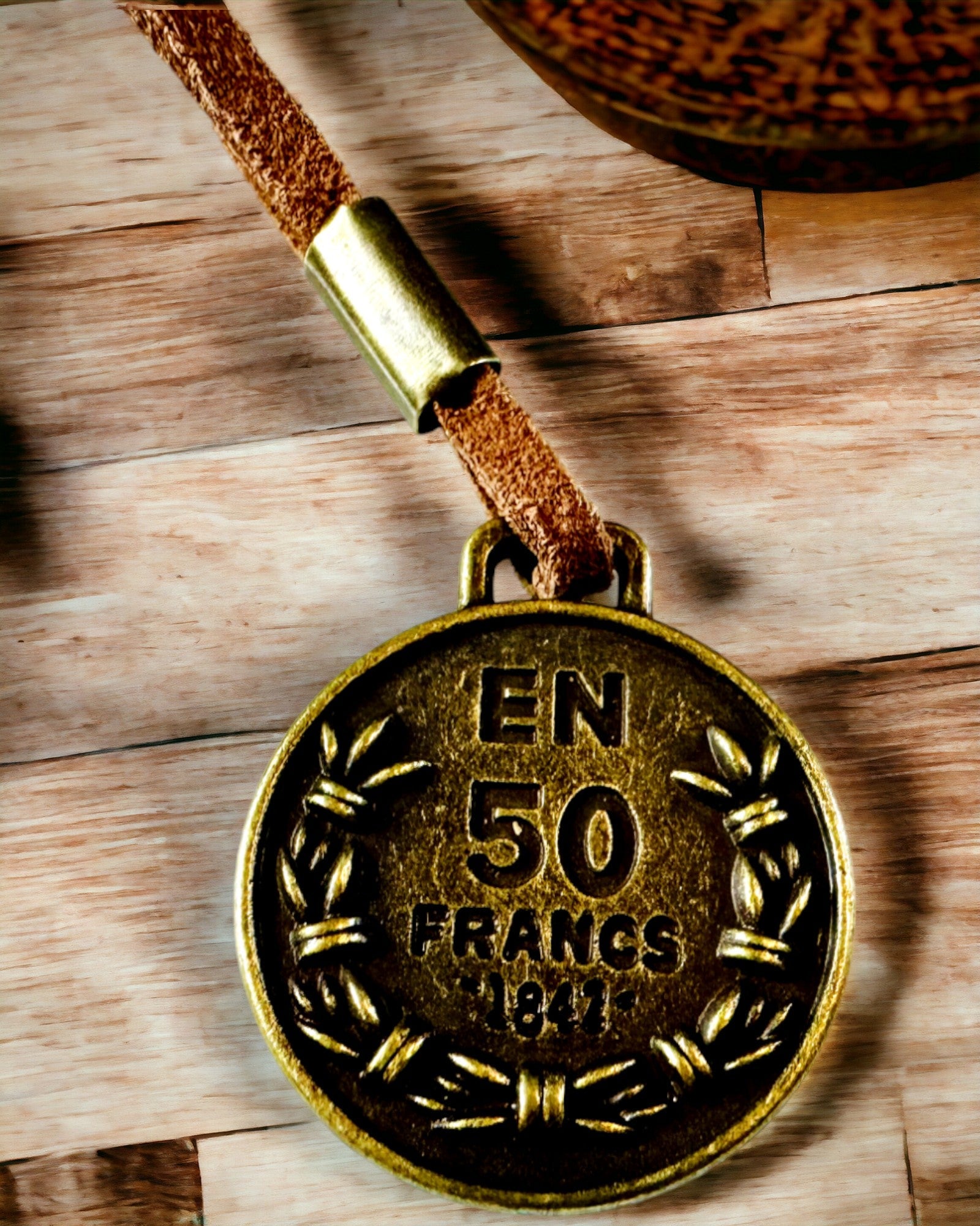 Retro svetlo hnedý - matný, kožený peračník v štýle cestovateľa s mapou sveta – praktický a priestranný. Personalizácia gravírovaním.