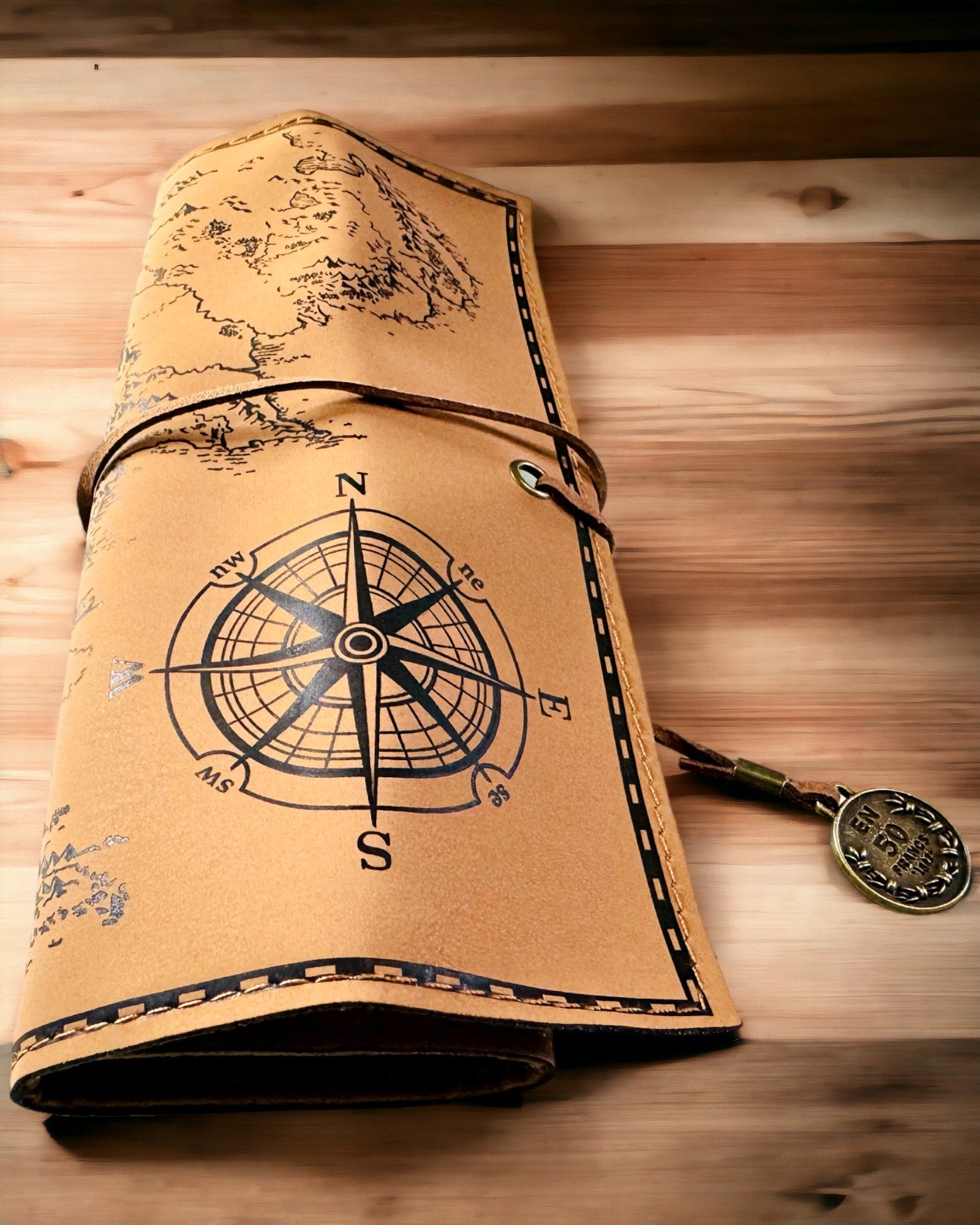 Retro svetlo hnedý - matný, kožený peračník v štýle cestovateľa s mapou sveta – praktický a priestranný. Personalizácia gravírovaním.