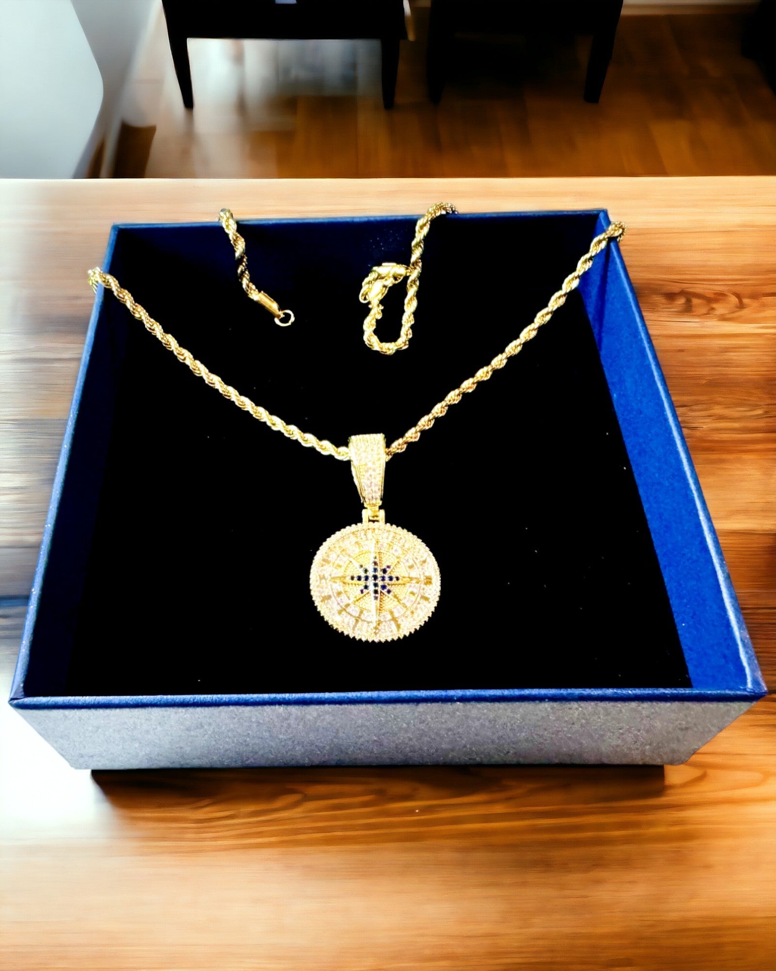 Náhrdelník s príveskom kompasu v štýle glamour s kryštálmi pre ženy a mužov - 2 varianty na výber, personalizácia gravírovaním ako darček