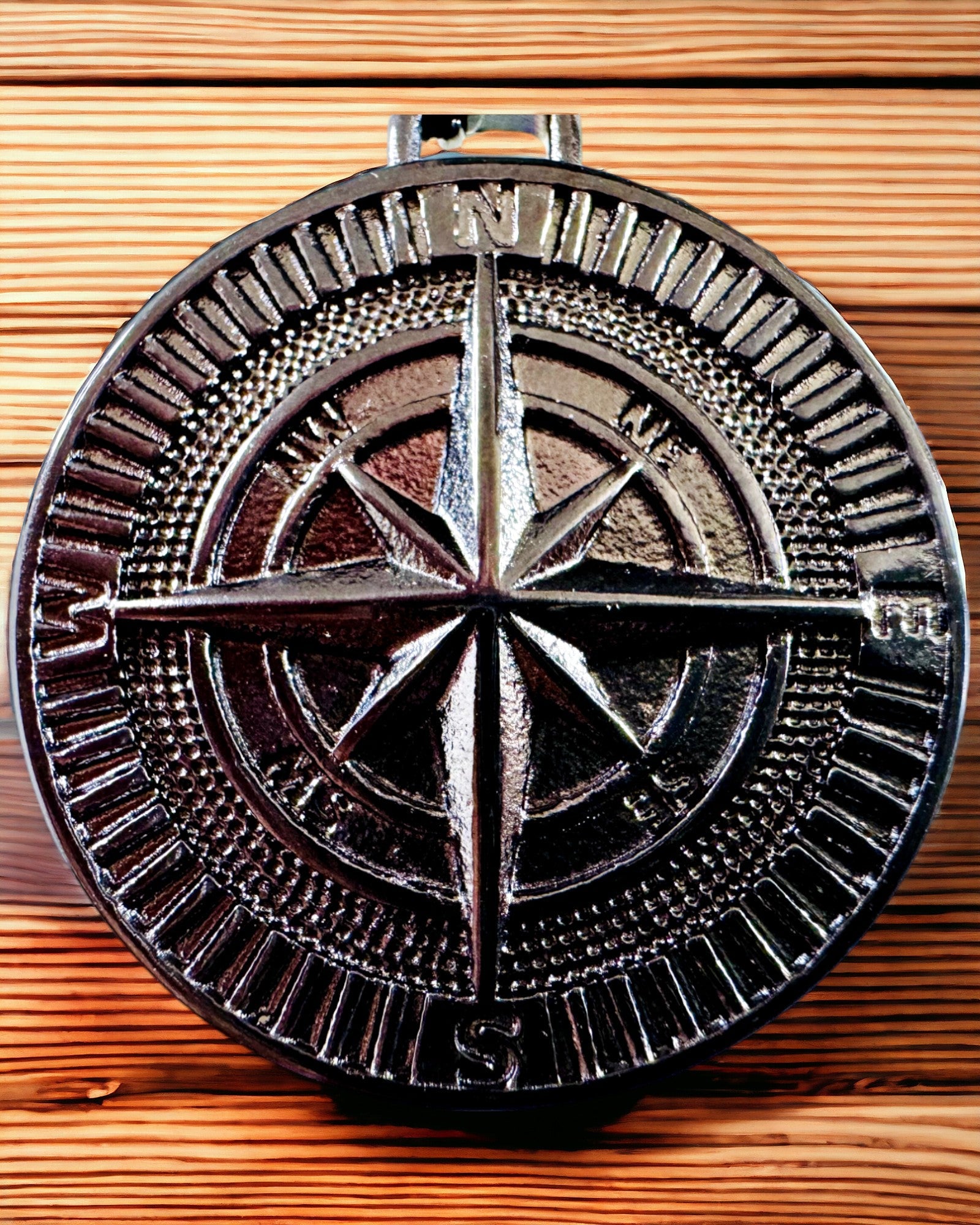 Náhrdelník s kompasom – Kované šperky z nehrdzavejúcej ocele pre mužov a ženy v dvoch farbách, s gravírovaním