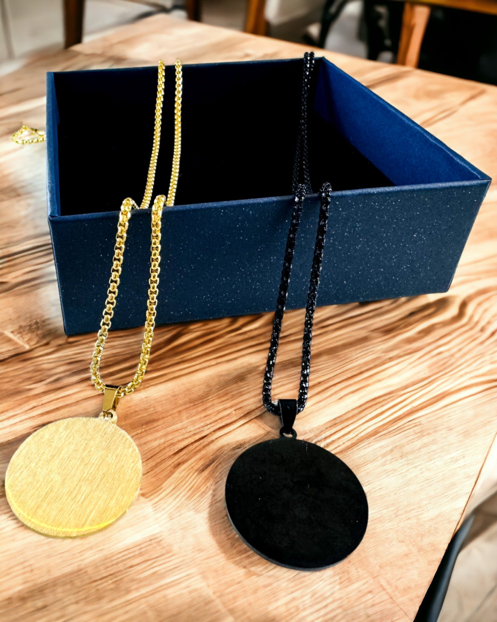 Prívesok "Urban Elegance" – Okrúhla Medaila z Nehrdzavejúcej Ocele v Dvoch Farbách s Možnosťou Personalizácie