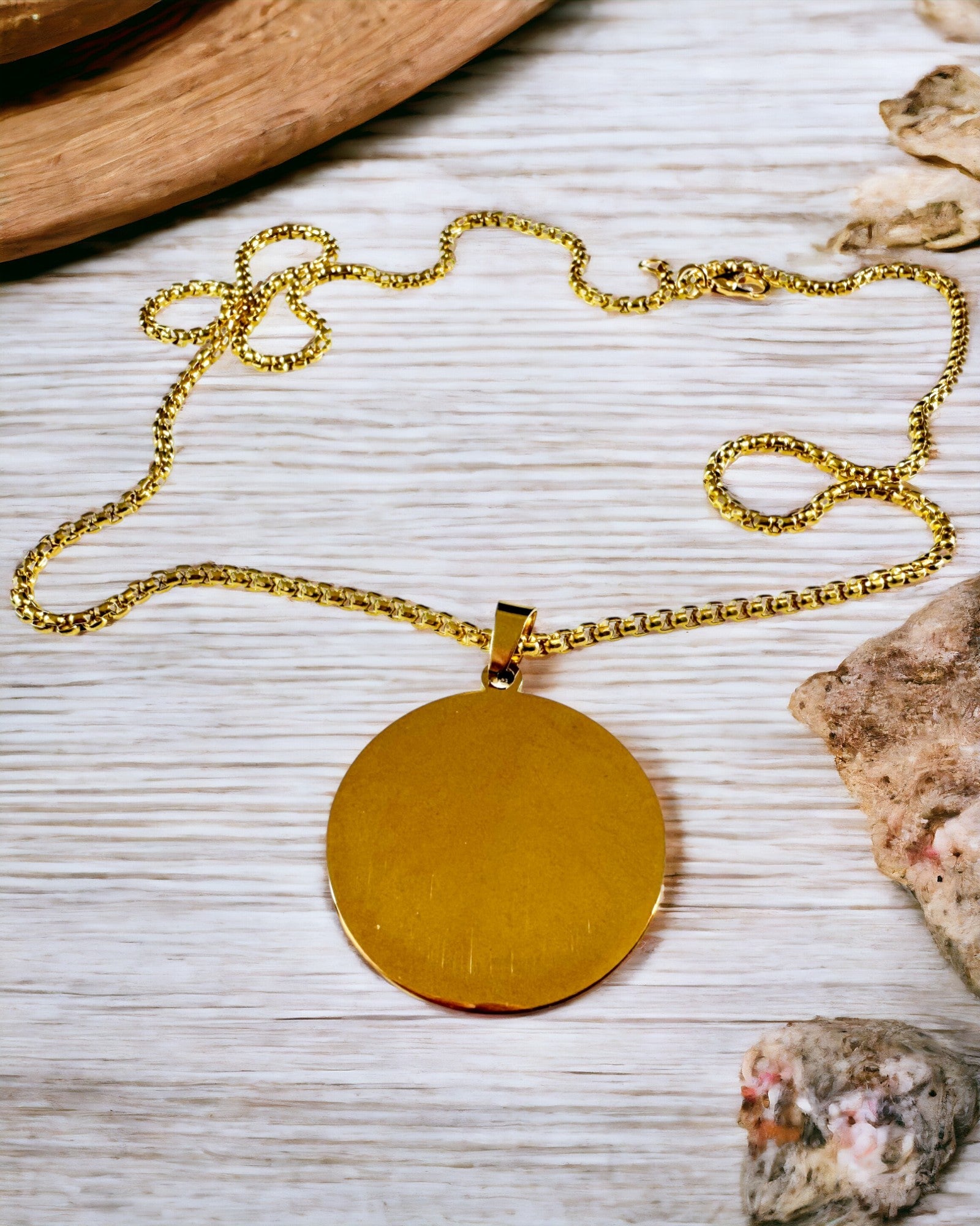 Prívesok "Urban Elegance" – Okrúhla Medaila z Nehrdzavejúcej Ocele v Dvoch Farbách s Možnosťou Personalizácie