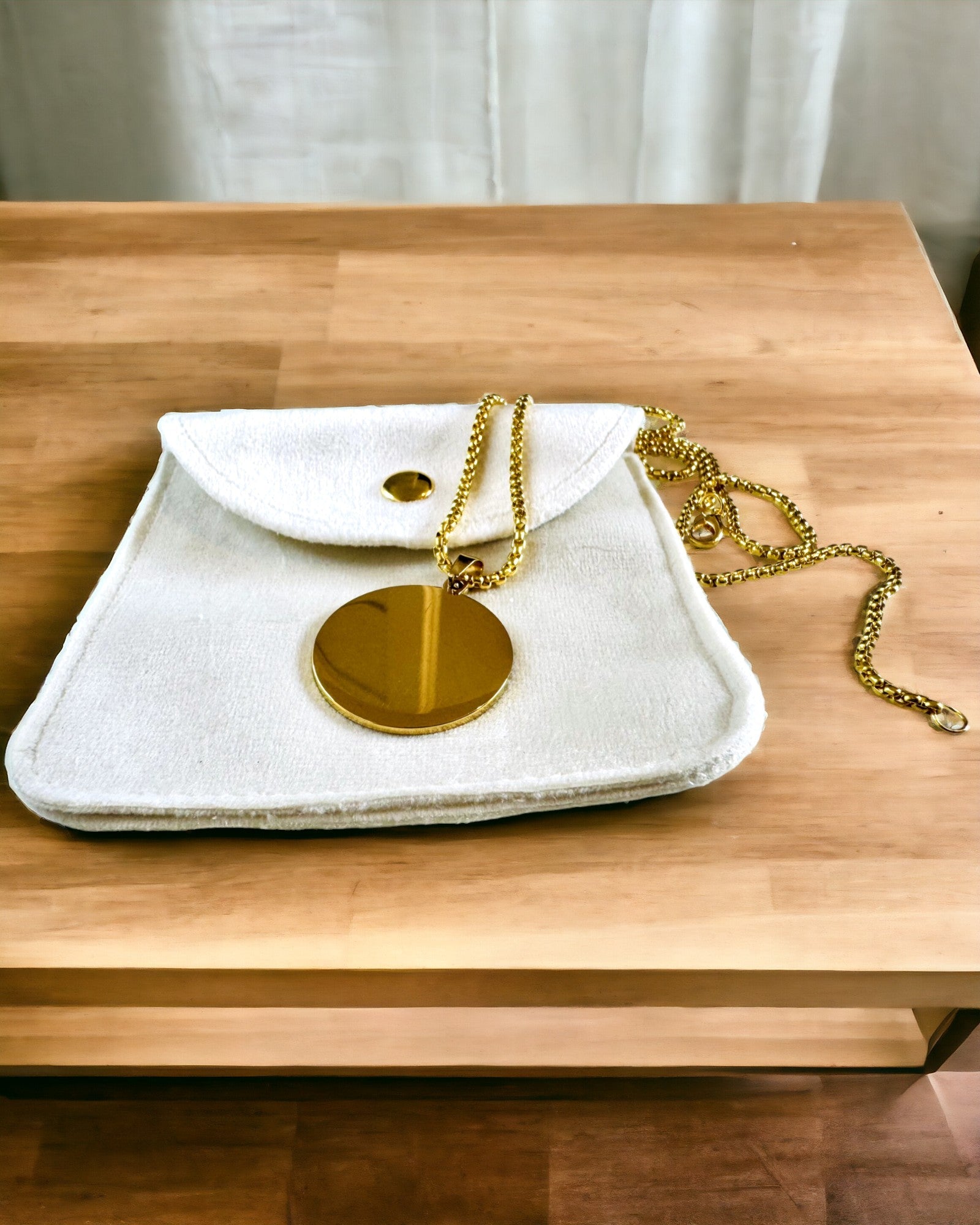 Prívesok "Urban Elegance" – Okrúhla Medaila z Nehrdzavejúcej Ocele v Dvoch Farbách s Možnosťou Personalizácie