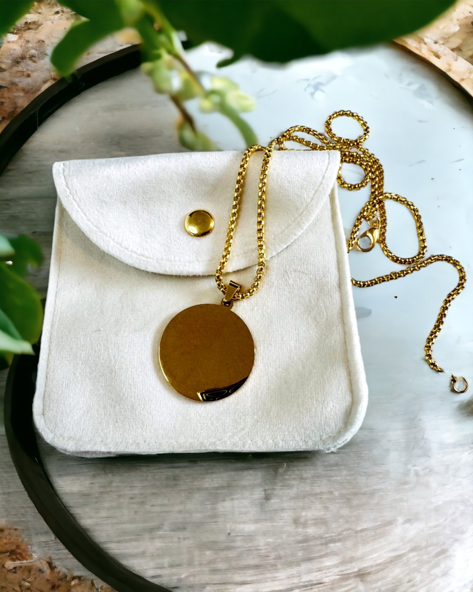 Prívesok "Urban Elegance" – Okrúhla Medaila z Nehrdzavejúcej Ocele v Dvoch Farbách s Možnosťou Personalizácie