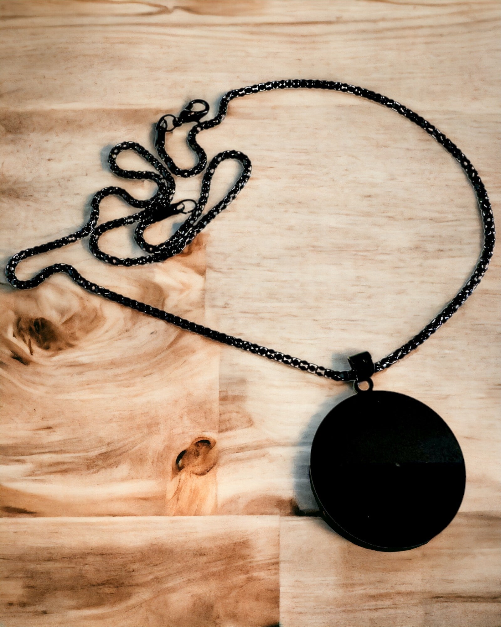 Prívesok "Urban Elegance" – Okrúhla Medaila z Nehrdzavejúcej Ocele v Dvoch Farbách s Možnosťou Personalizácie