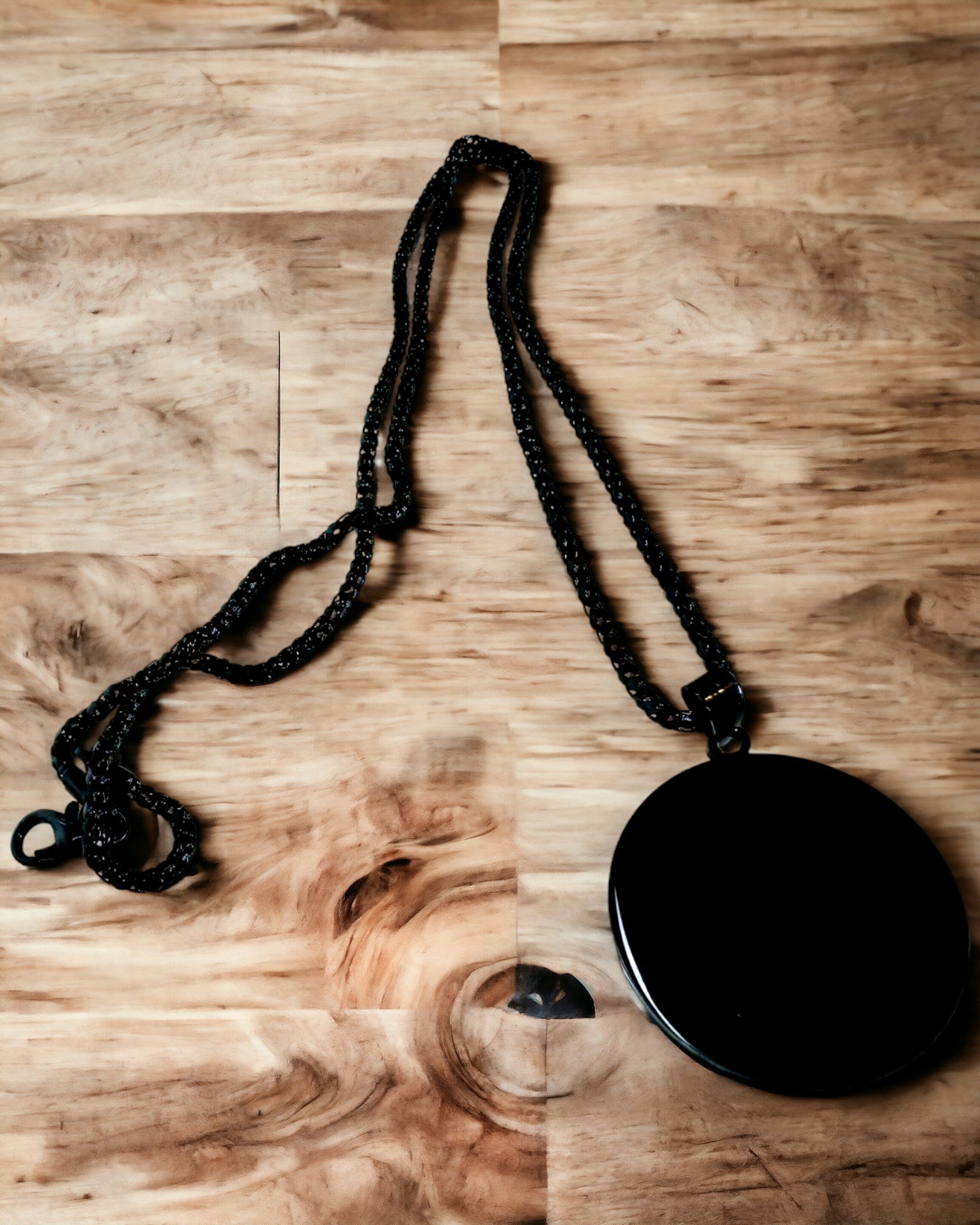 Prívesok "Urban Elegance" – Okrúhla Medaila z Nehrdzavejúcej Ocele v Dvoch Farbách s Možnosťou Personalizácie