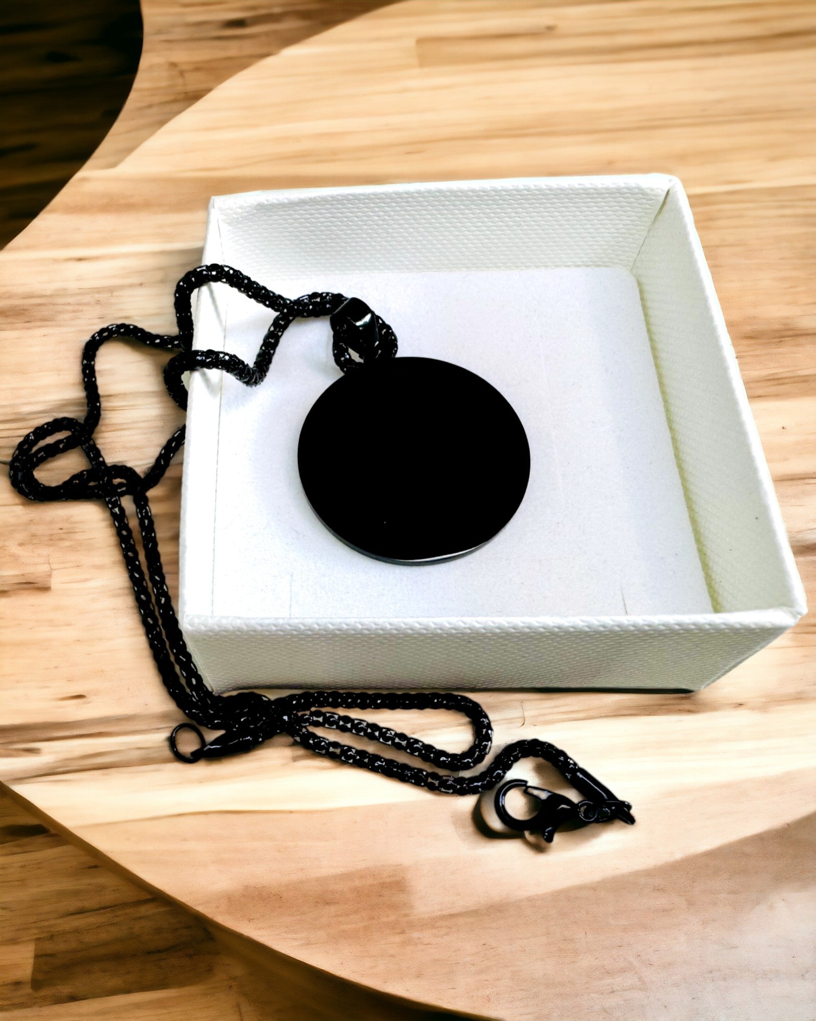 Prívesok "Urban Elegance" – Okrúhla Medaila z Nehrdzavejúcej Ocele v Dvoch Farbách s Možnosťou Personalizácie